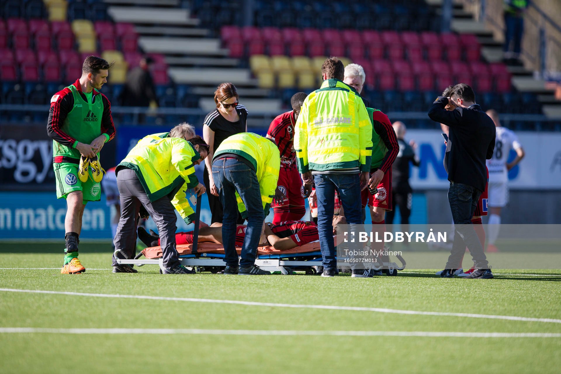 Östersunds Walid Atta bärs ut på bår