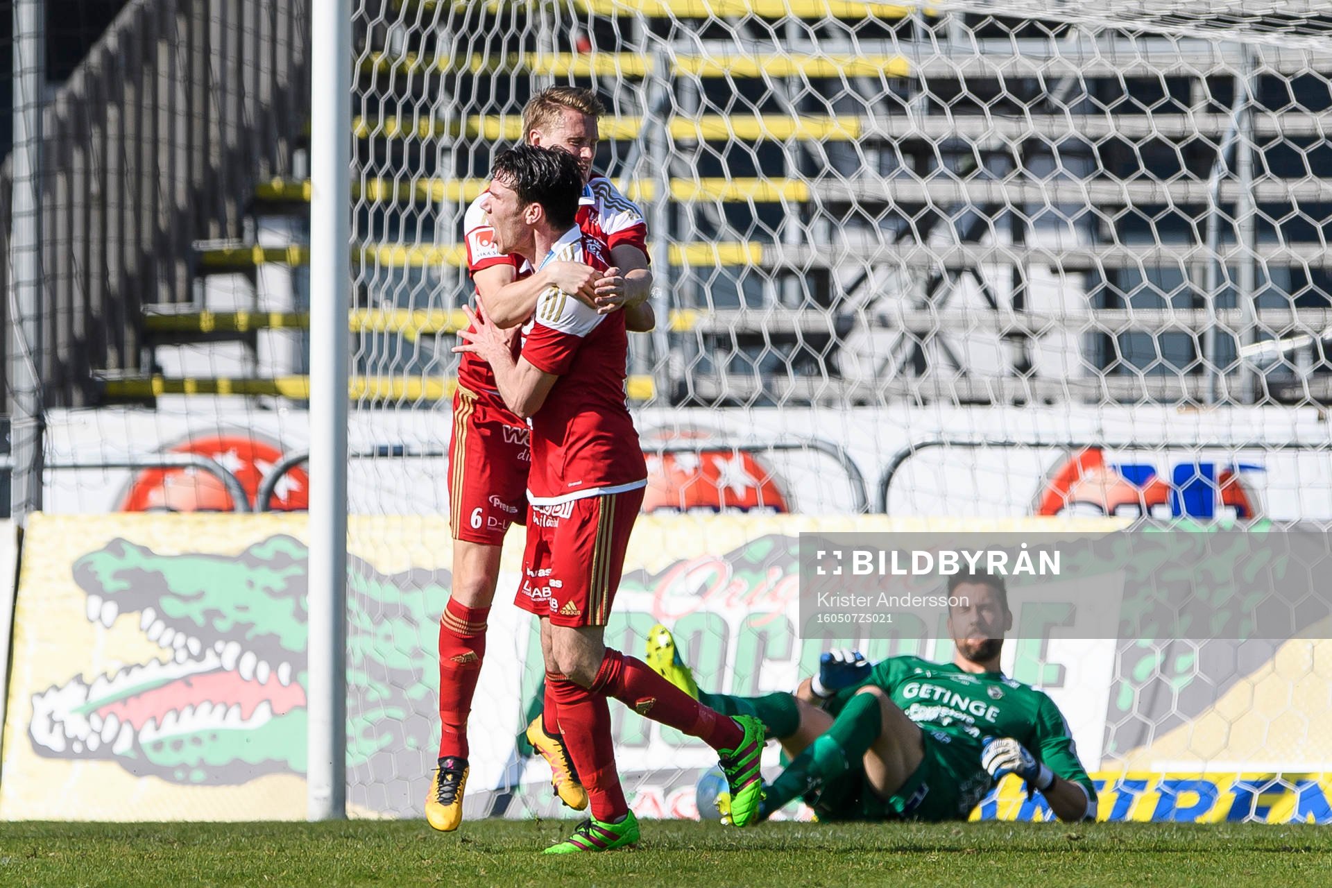 Degerfors Magnus Solum och Alexander Andersson jublar