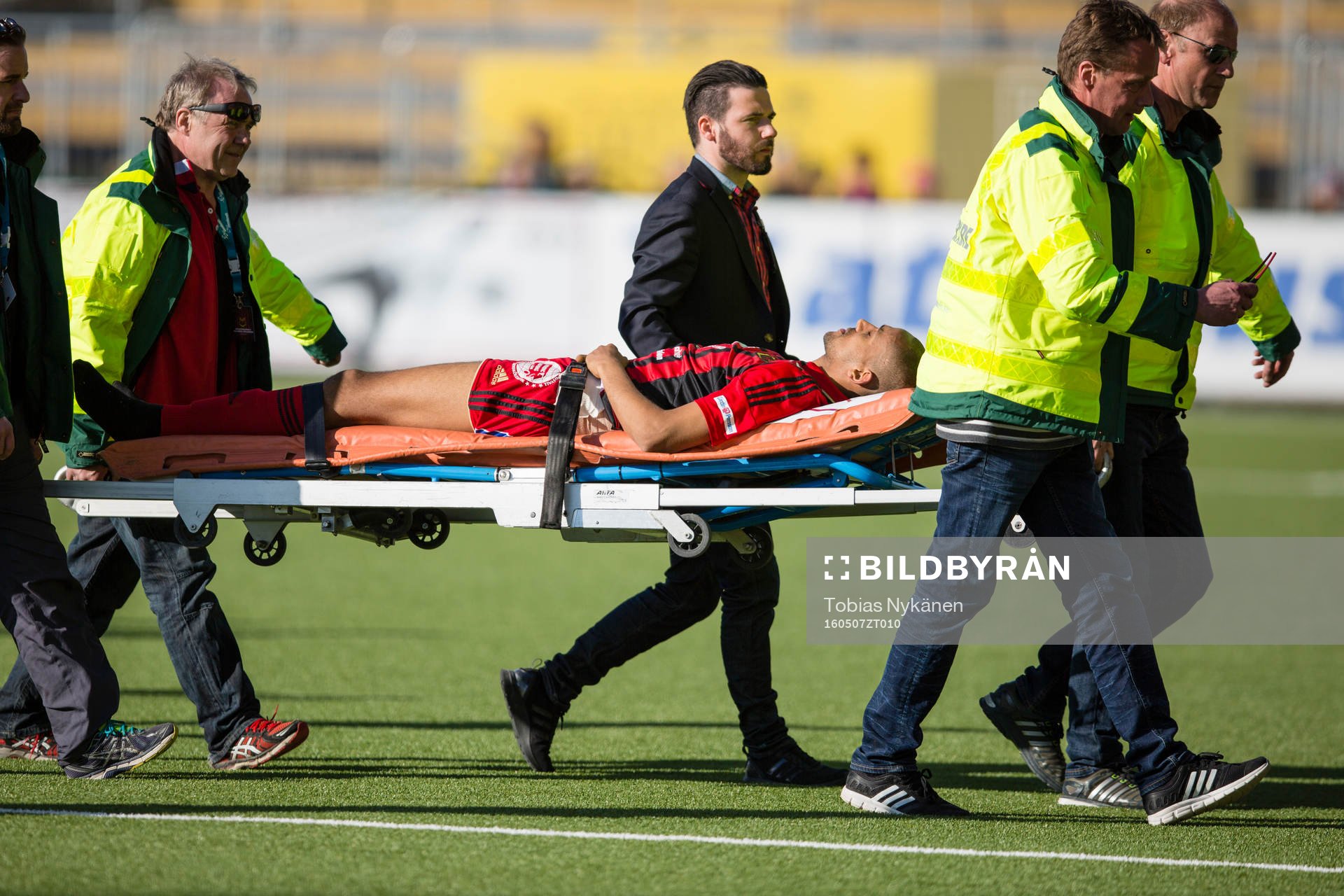 Östersunds Walid Atta bärs ut på bår