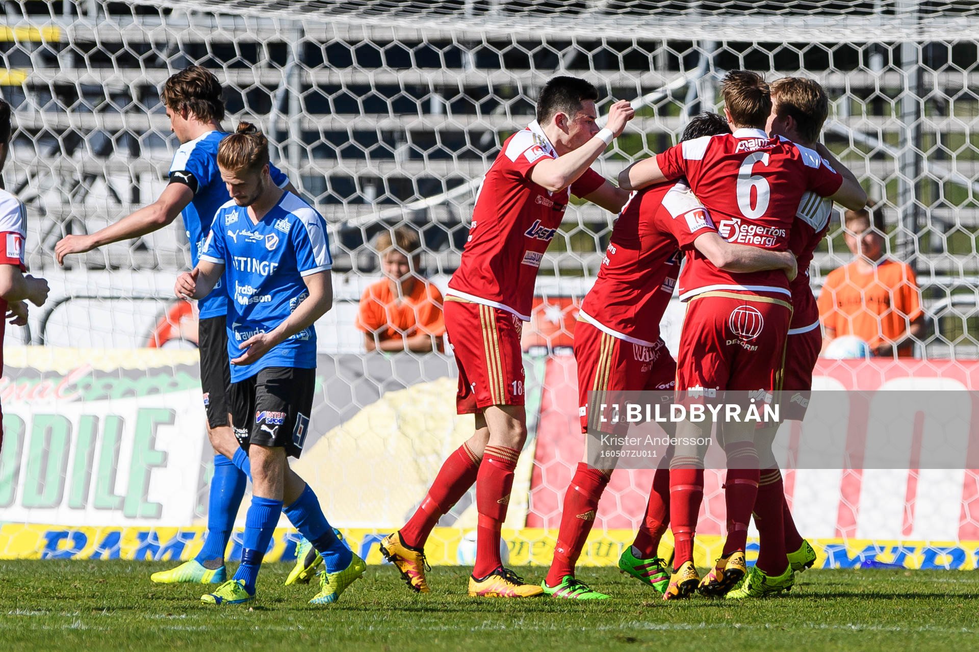 Degerfors spelare jublar