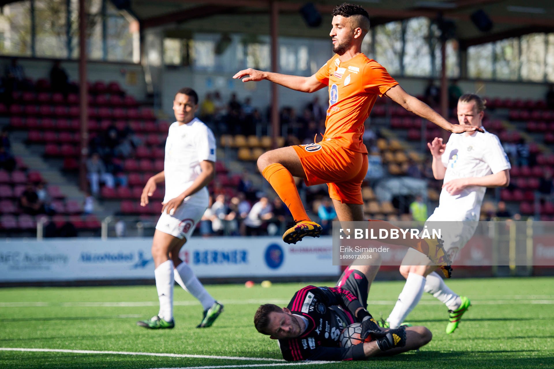 Athletics Omar Eddahri hoppar över Ängelholms målvakt Carl Lindell under fotbollsmatchen i Superettan mellan AFC United och Ängelholm den 7 maj i Stockholm.