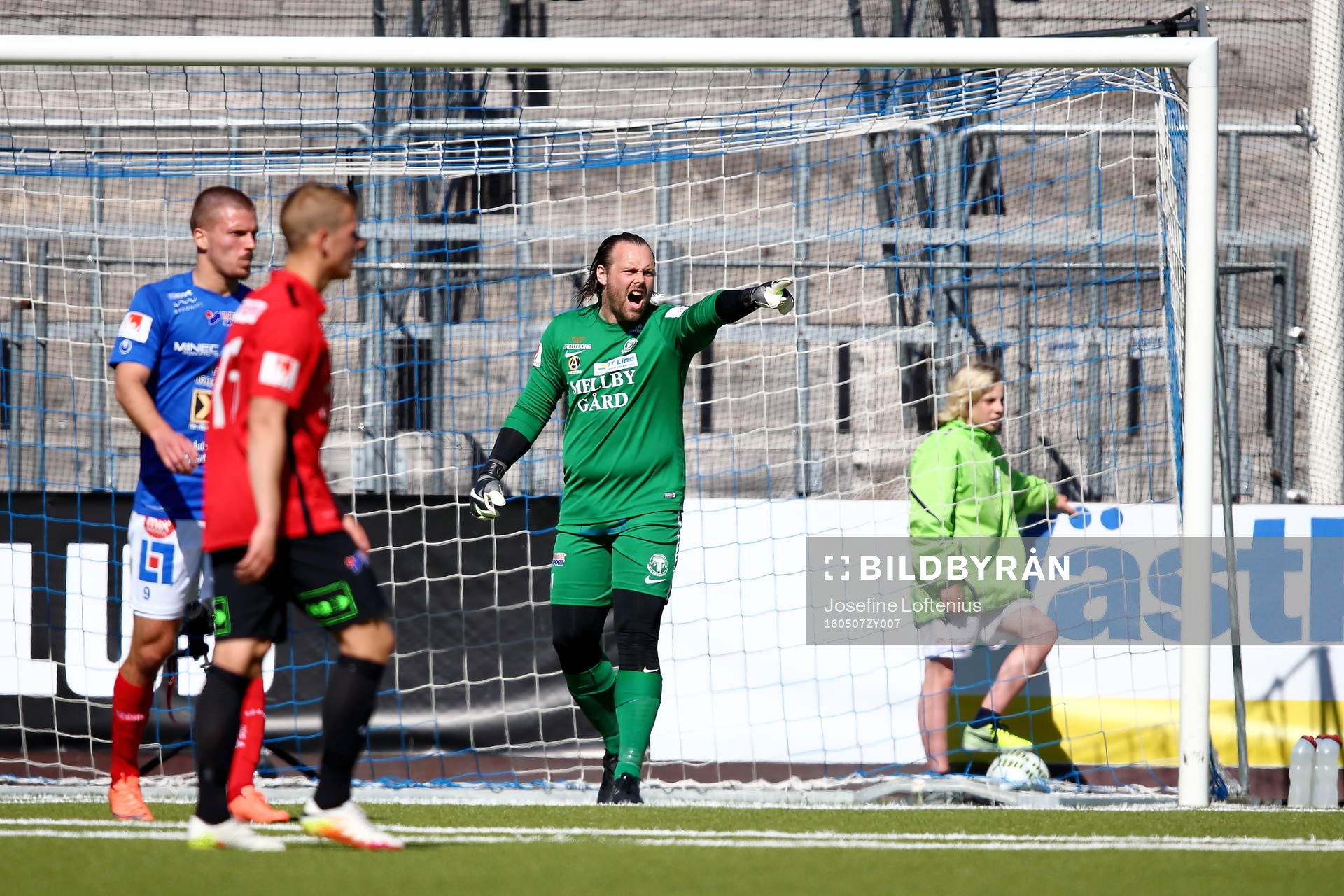 Trelleborgs målvakt Fredrik Persson reagerar
