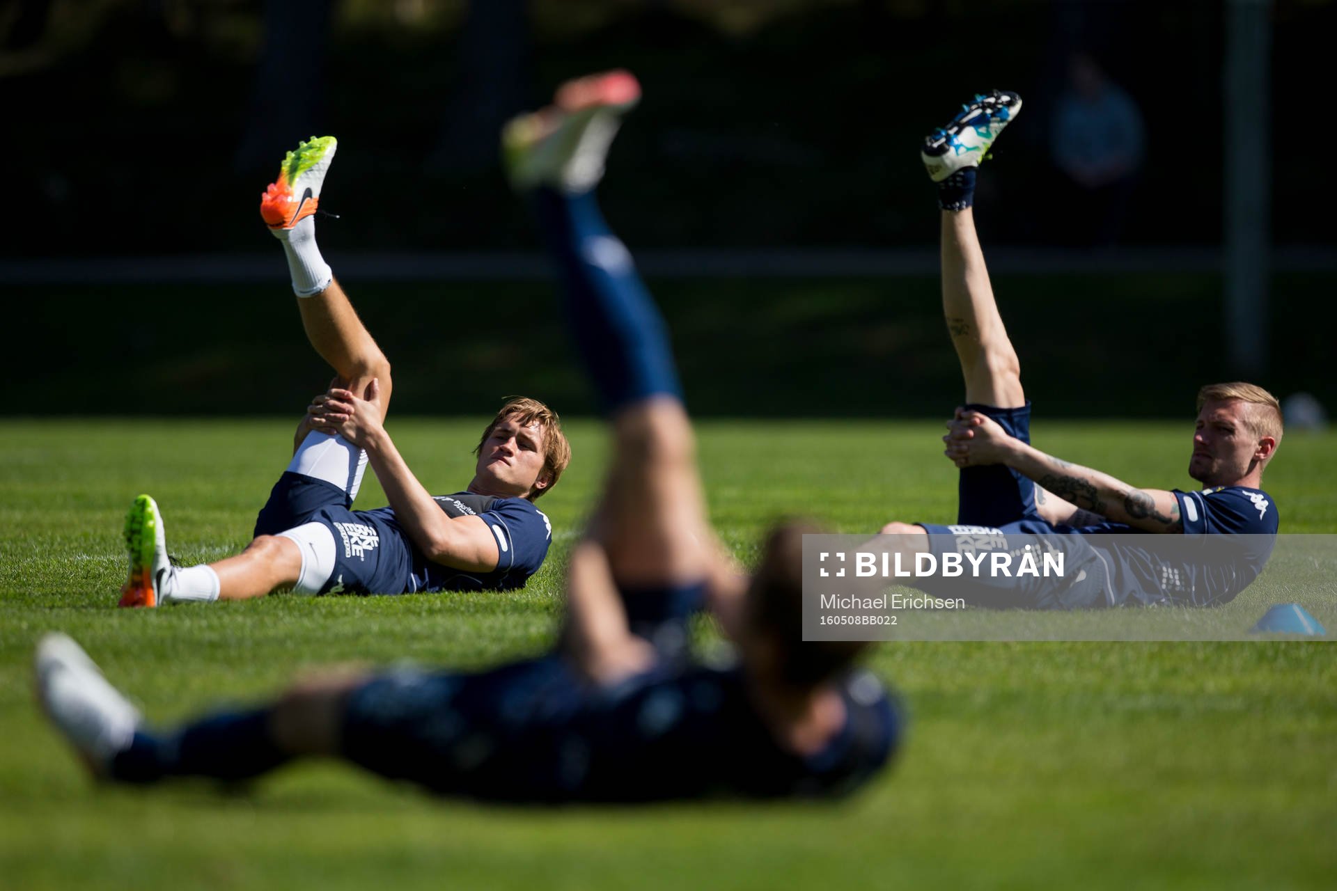 IFK Göteborgs Thomas Rogne och Sebastian Eriksson stretchar