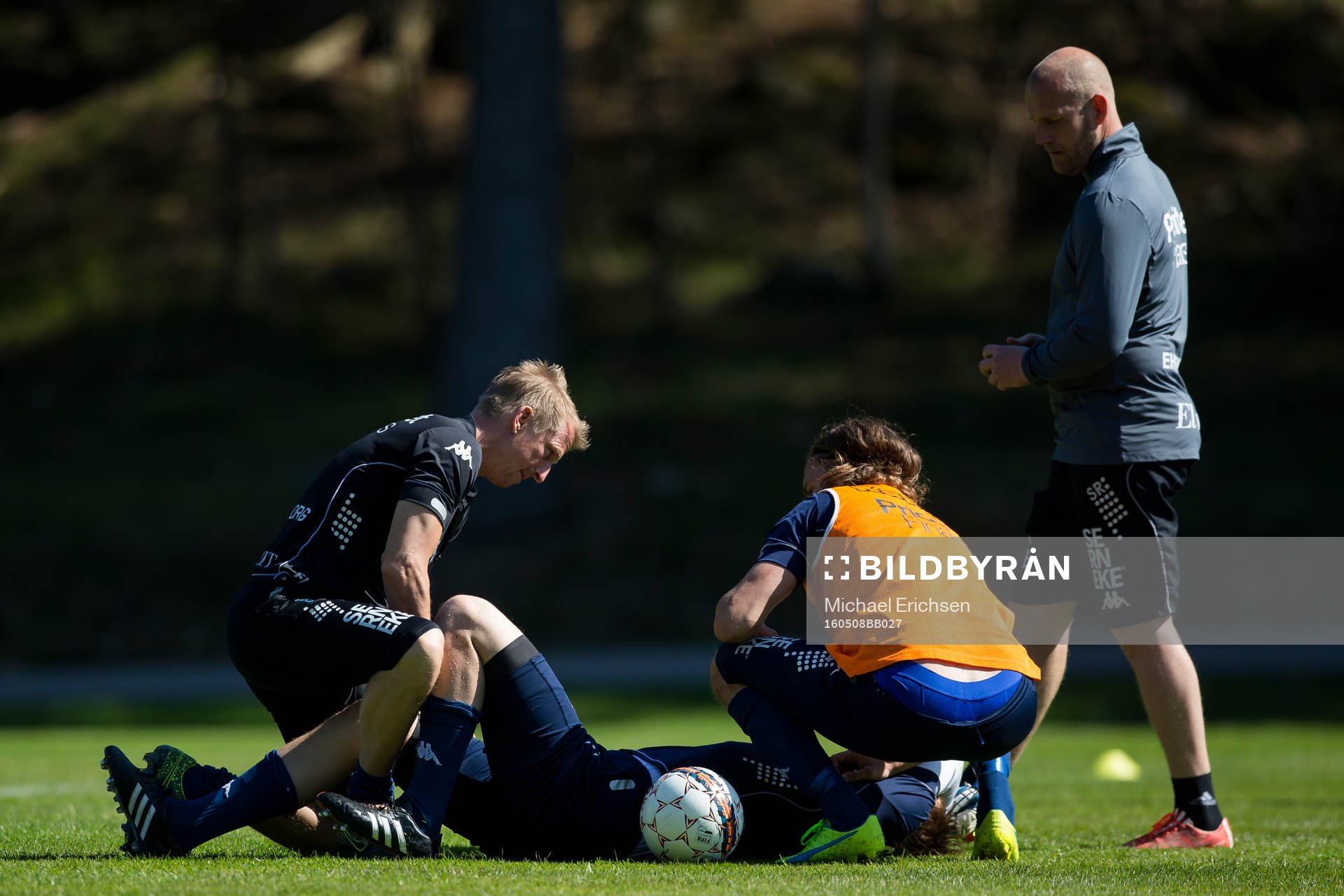 IFK Göteborgs målvakt Oliver Gustafsson liggande