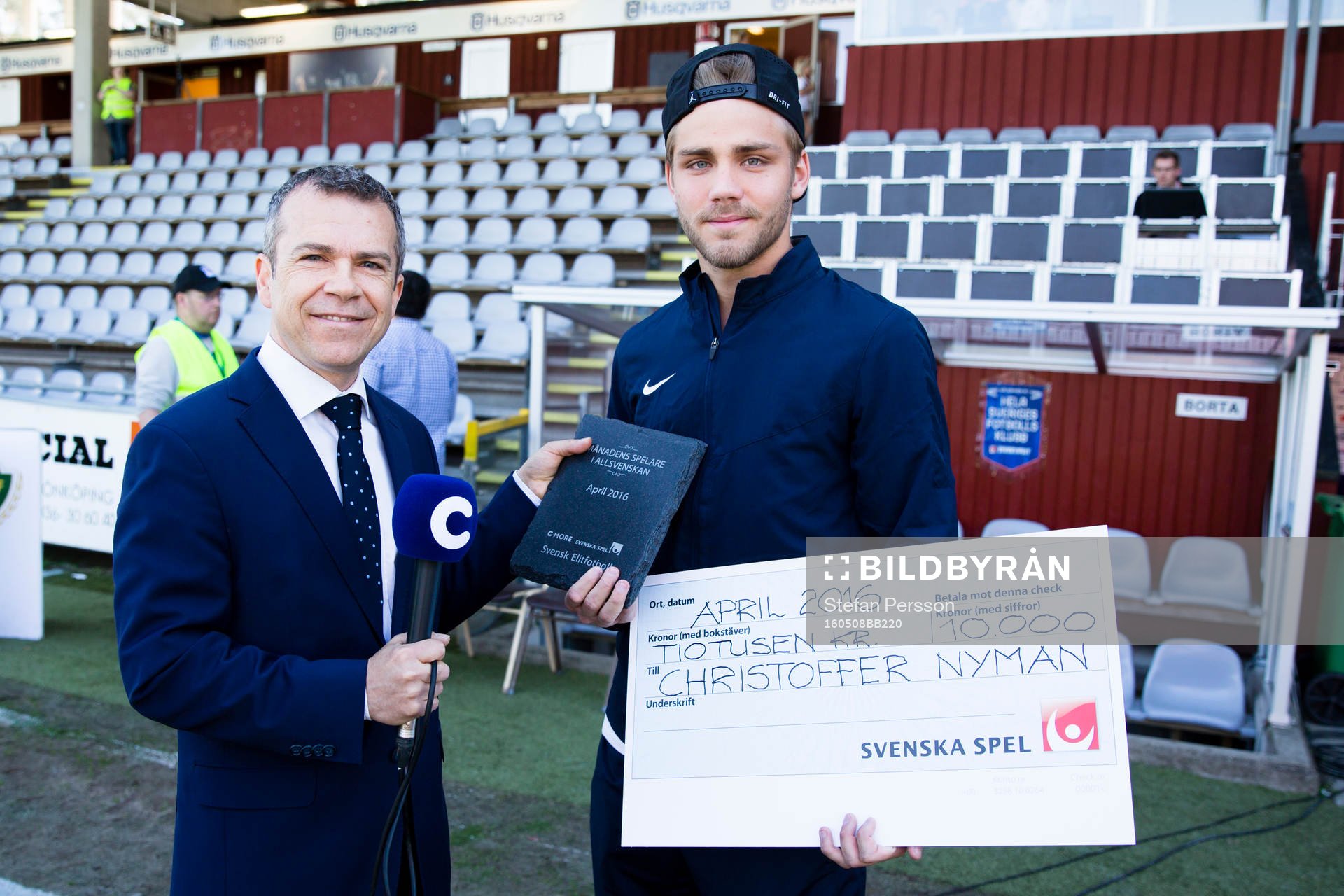 Cmores Björn Geijer delar ut pris till månadens spelare i