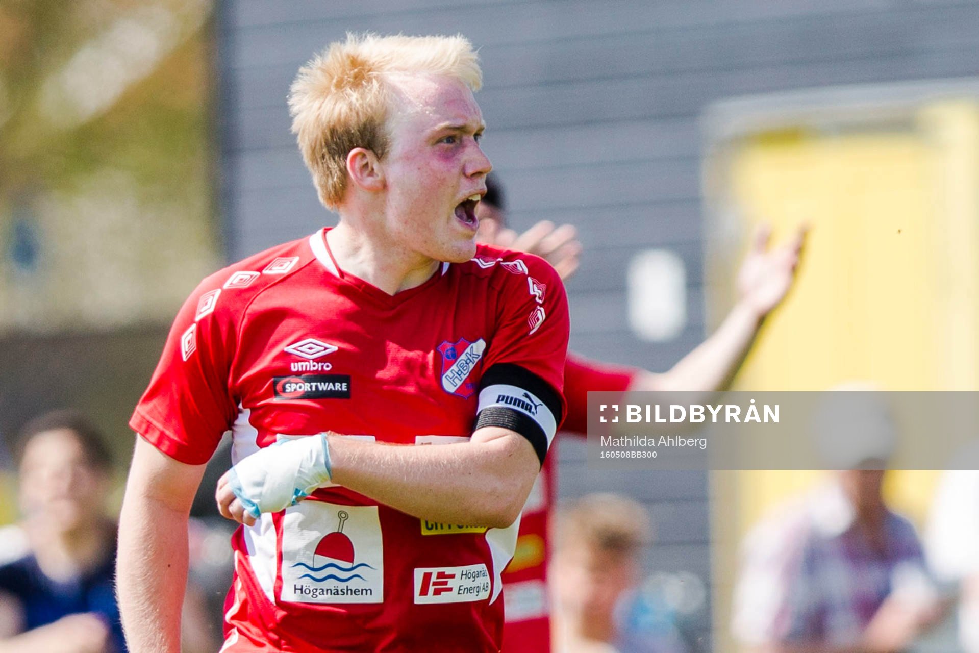 Höganäs Marcus Karlsson protesterar mot domslut under fotbollsmatchen i division 2  mellan Eskilsminne och Höganäs den 8 maj 2016 i Helsingborg.
