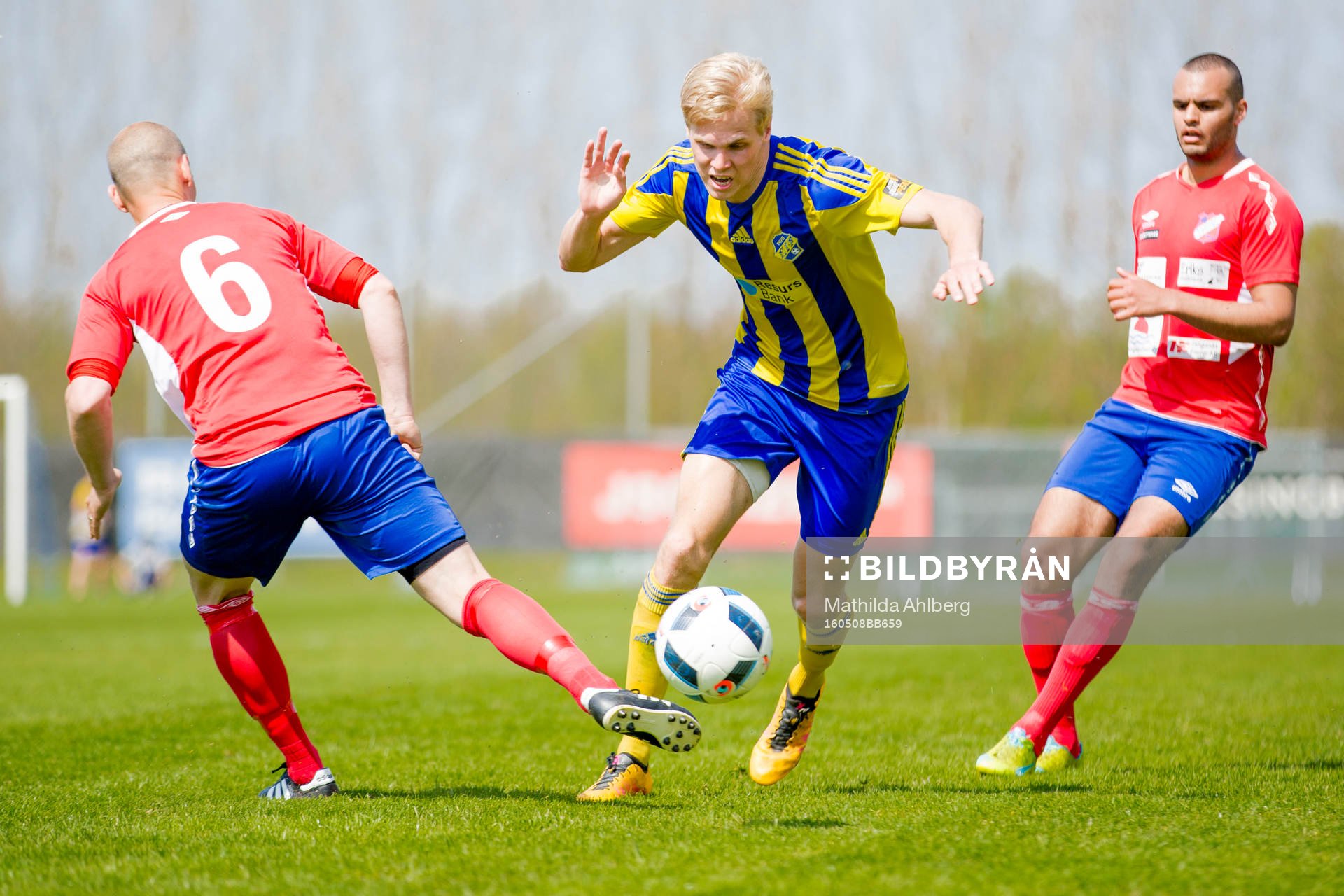 Höganäs spelande  tränare Jakob Augustsson (ryggen åt