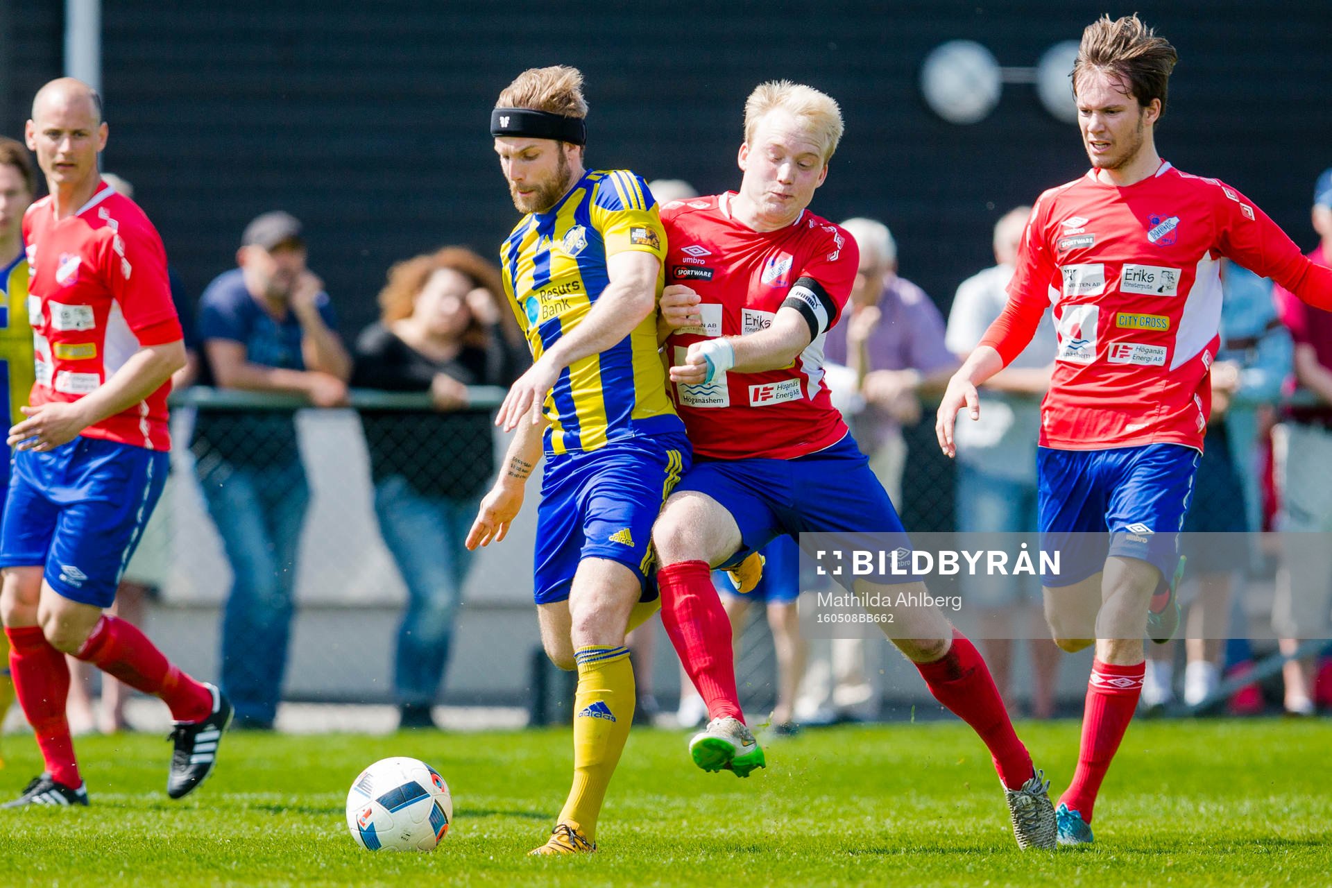 Eskilsminnes Emil Åberg och Höganäs Marcus Karlsson i närkamp under fotbollsmatchen i division 2 mellan Eskilsminne och Höganäs den 8 maj 2016 i Helsingborg.