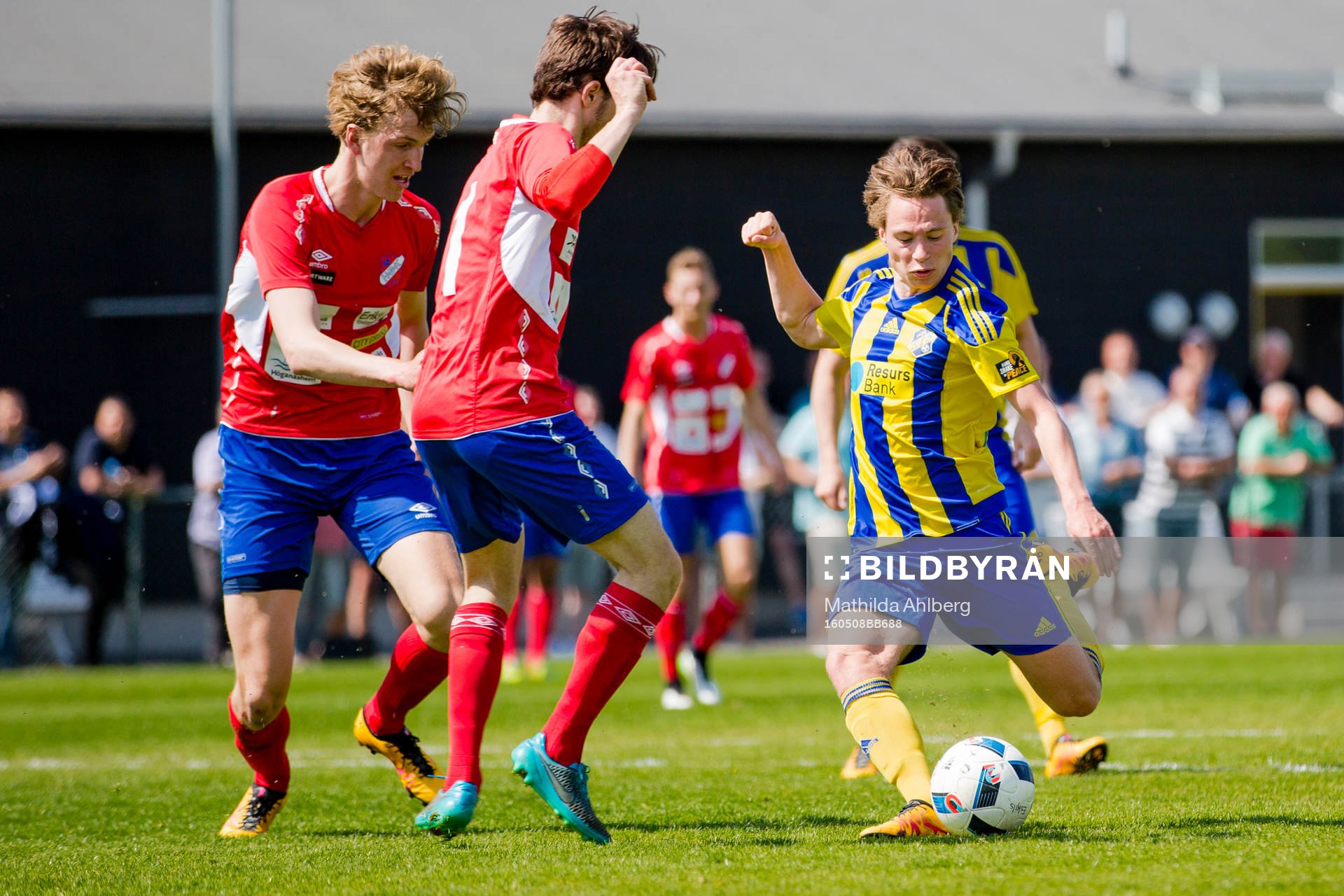Eskilsminnes Filip Ottosson skjuter mot täckande Höganäs