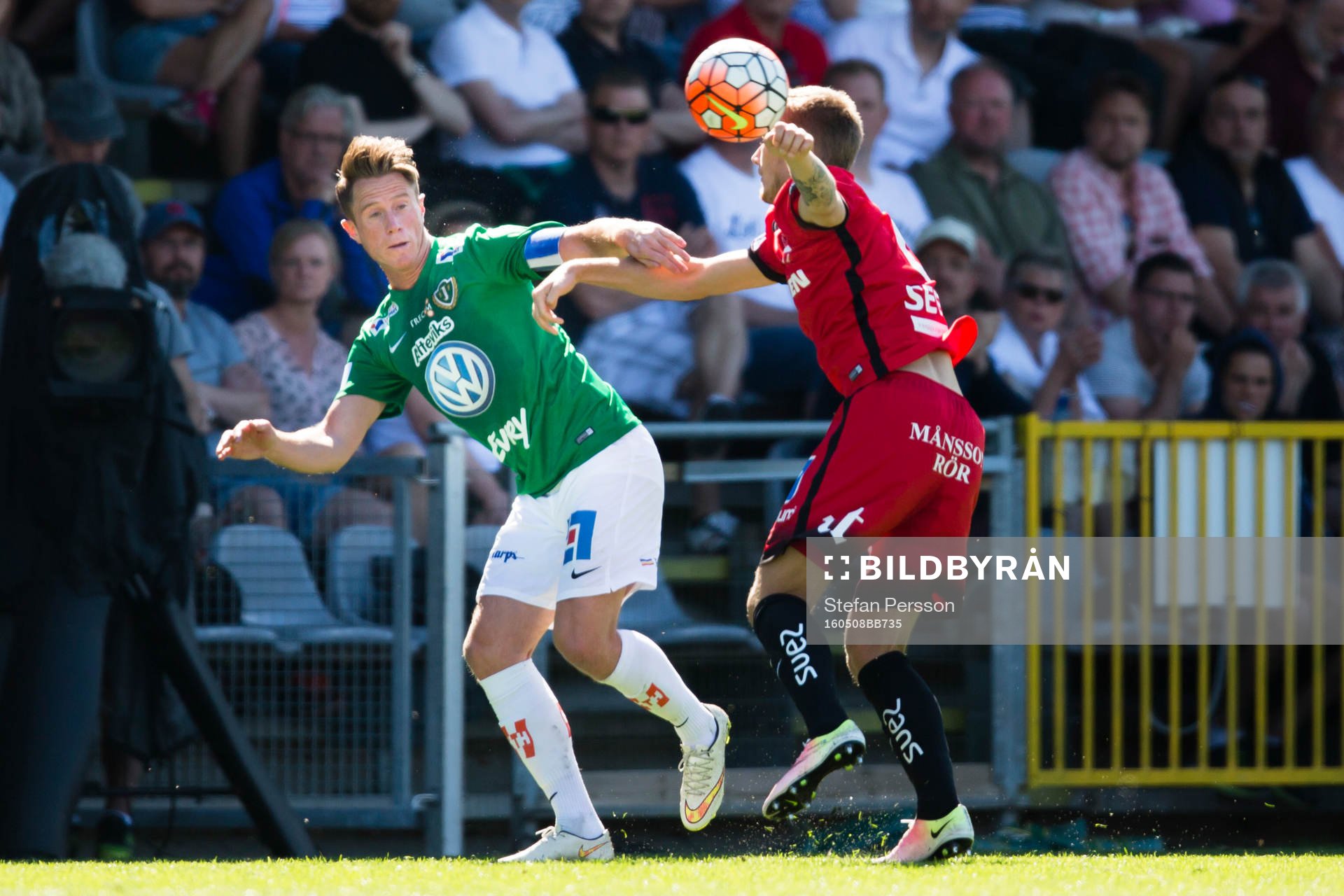 Jönköpings Tommy Thelin nickar bollen