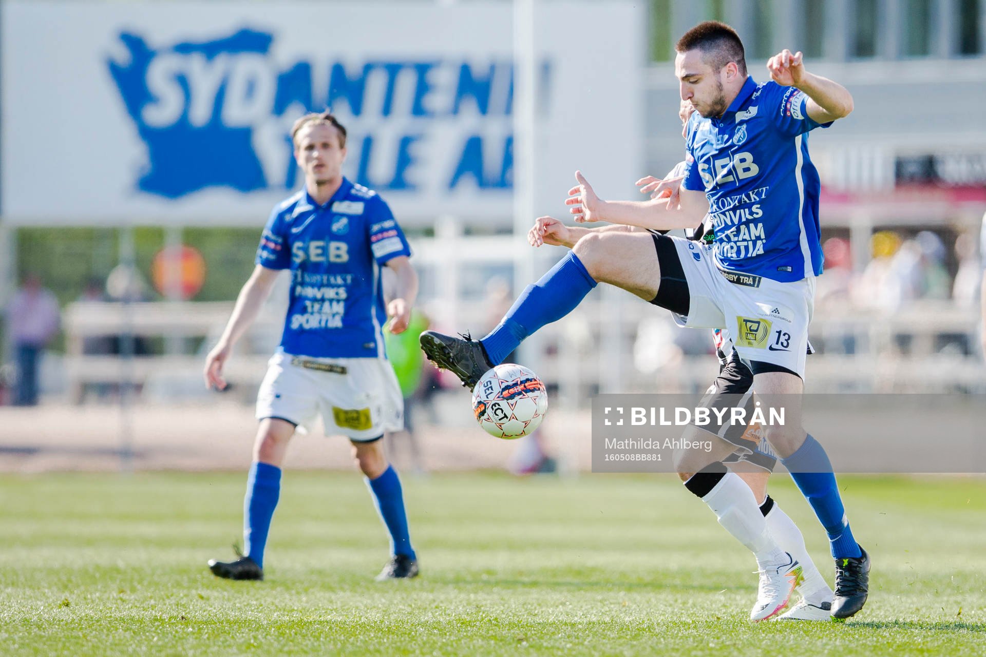 Norrbys Kardo Sachel Aso Omar tar ner bollen under fotbollsmatchen i division 1 mellan Landskrona BoIS och Norrby den 8 maj 2016 i Landskrona.