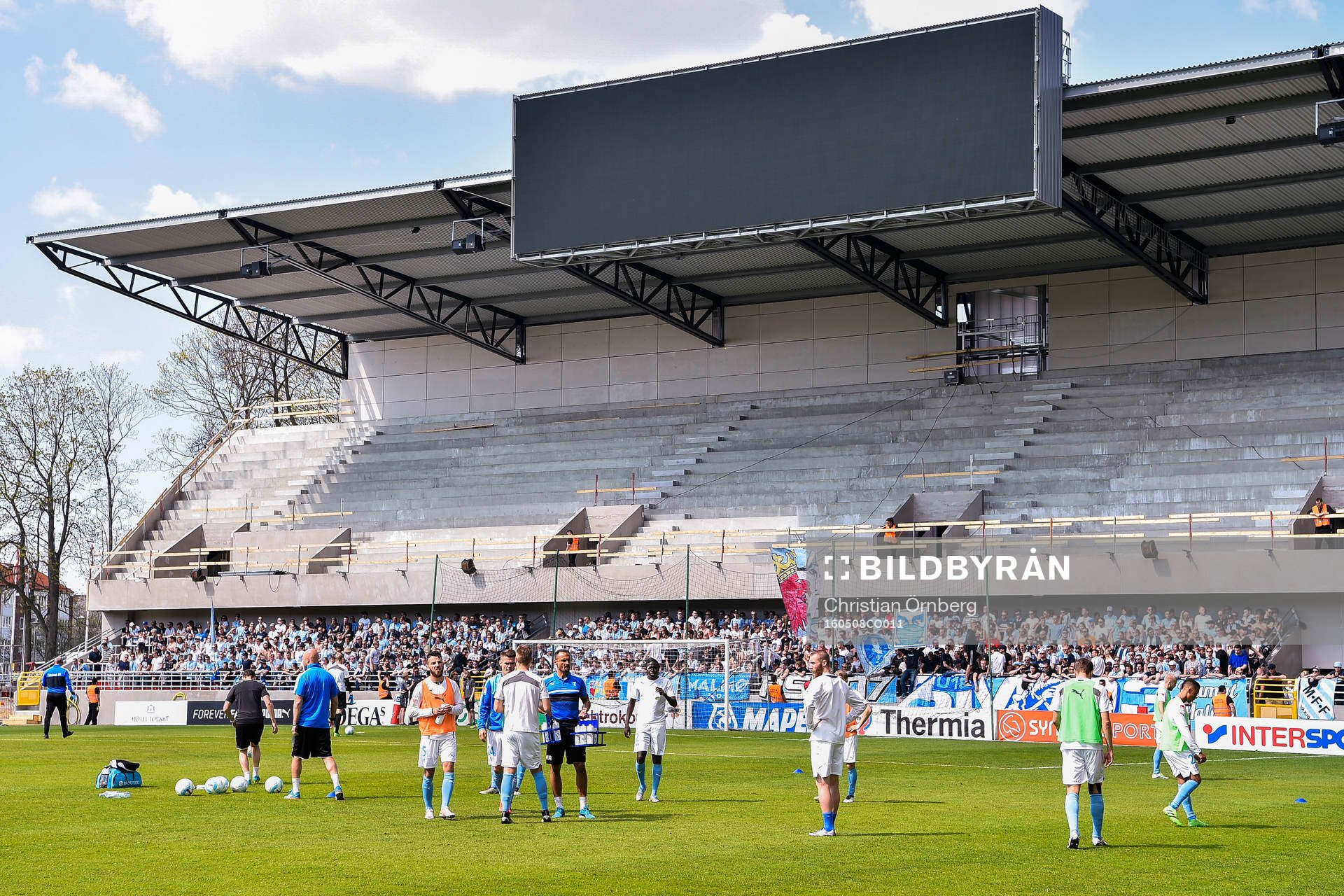 Malmö FFs spelare värmer upp före fotbollsmatchen i