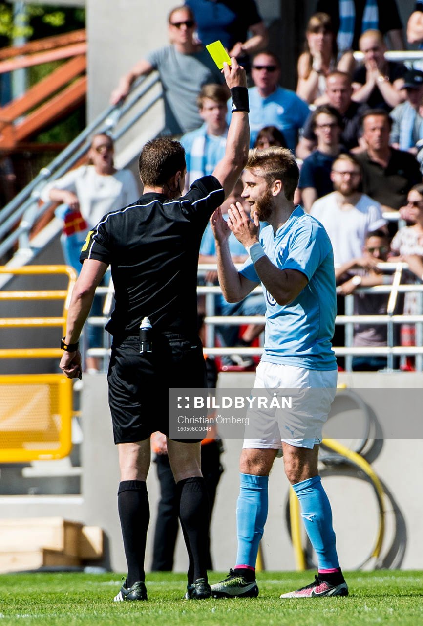 Malmö FFs Rasmus Bengtsson får gult kort av domaren