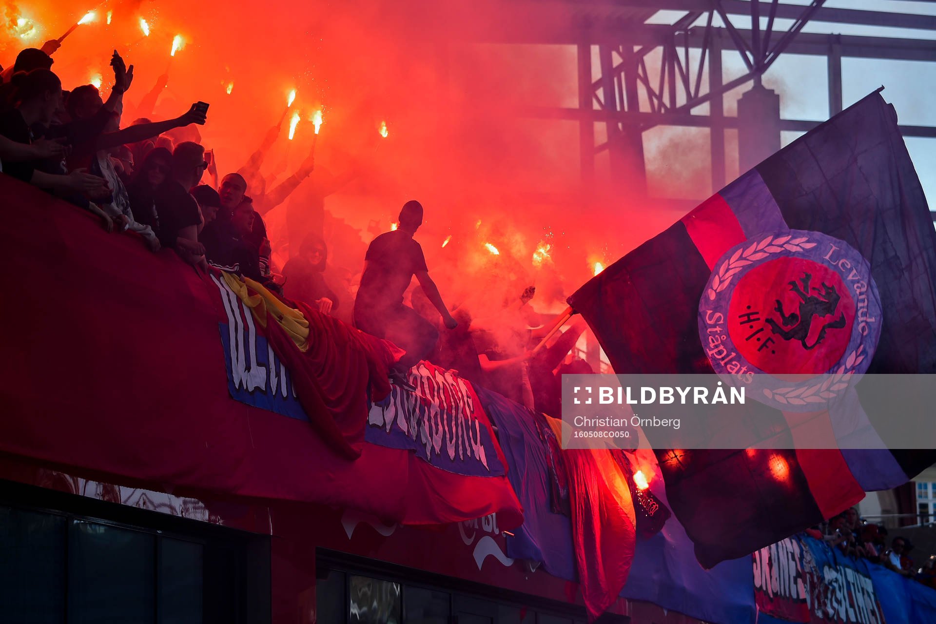 Helsingborgs supportrar med bengaler