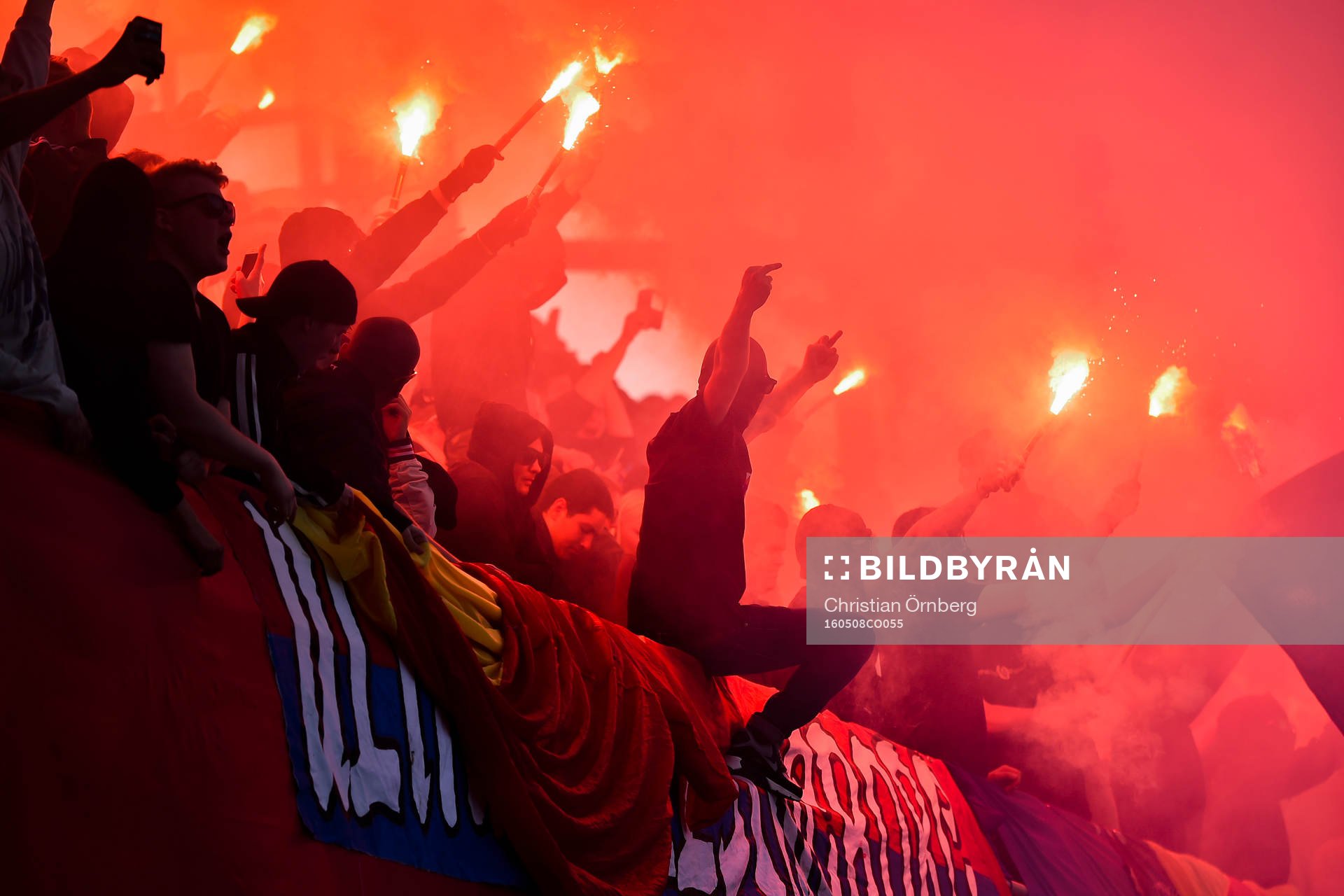 Helsingborgs supportrar med bengaler