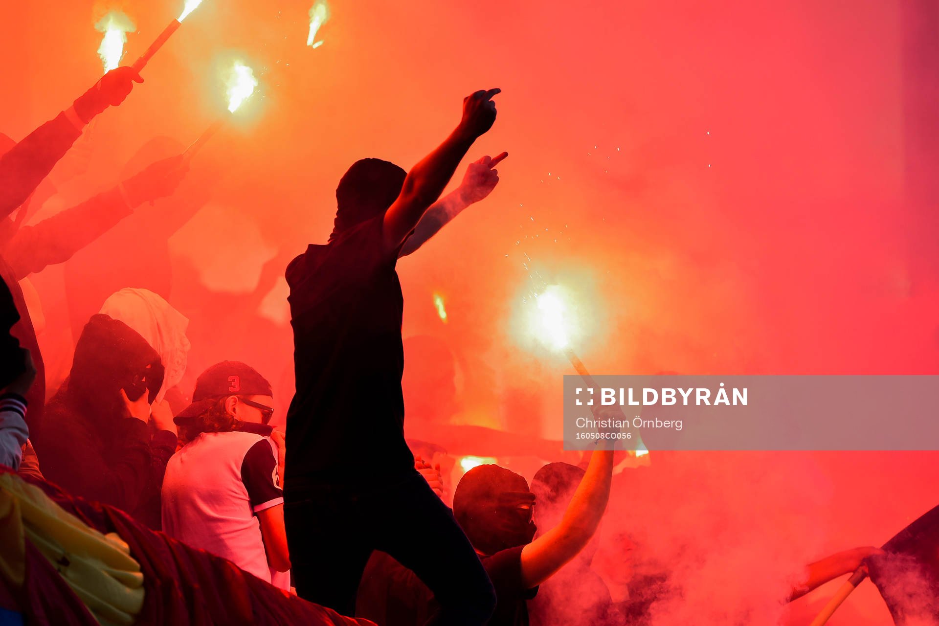 Helsingborgs supportrar med bengaler