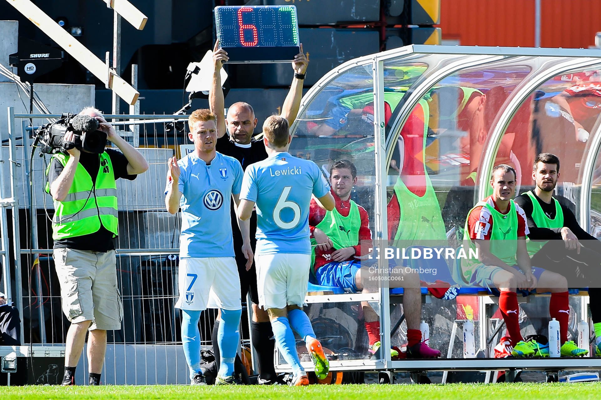 Byte mellan Malmö FFs Anders Christiansen och Oscar Lewicki