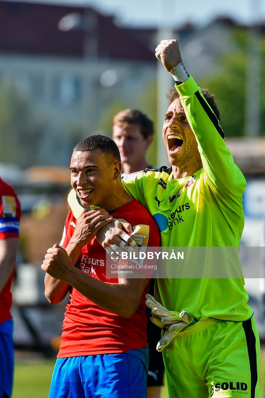 Helsingborgs Jordan Larsson och målvakt Tomer Chencinski jublar efter fotbollsmatchen i Allsvenskan mellan Helsingborg och Malmö FF den 8 maj 2016 i Helsingborg.