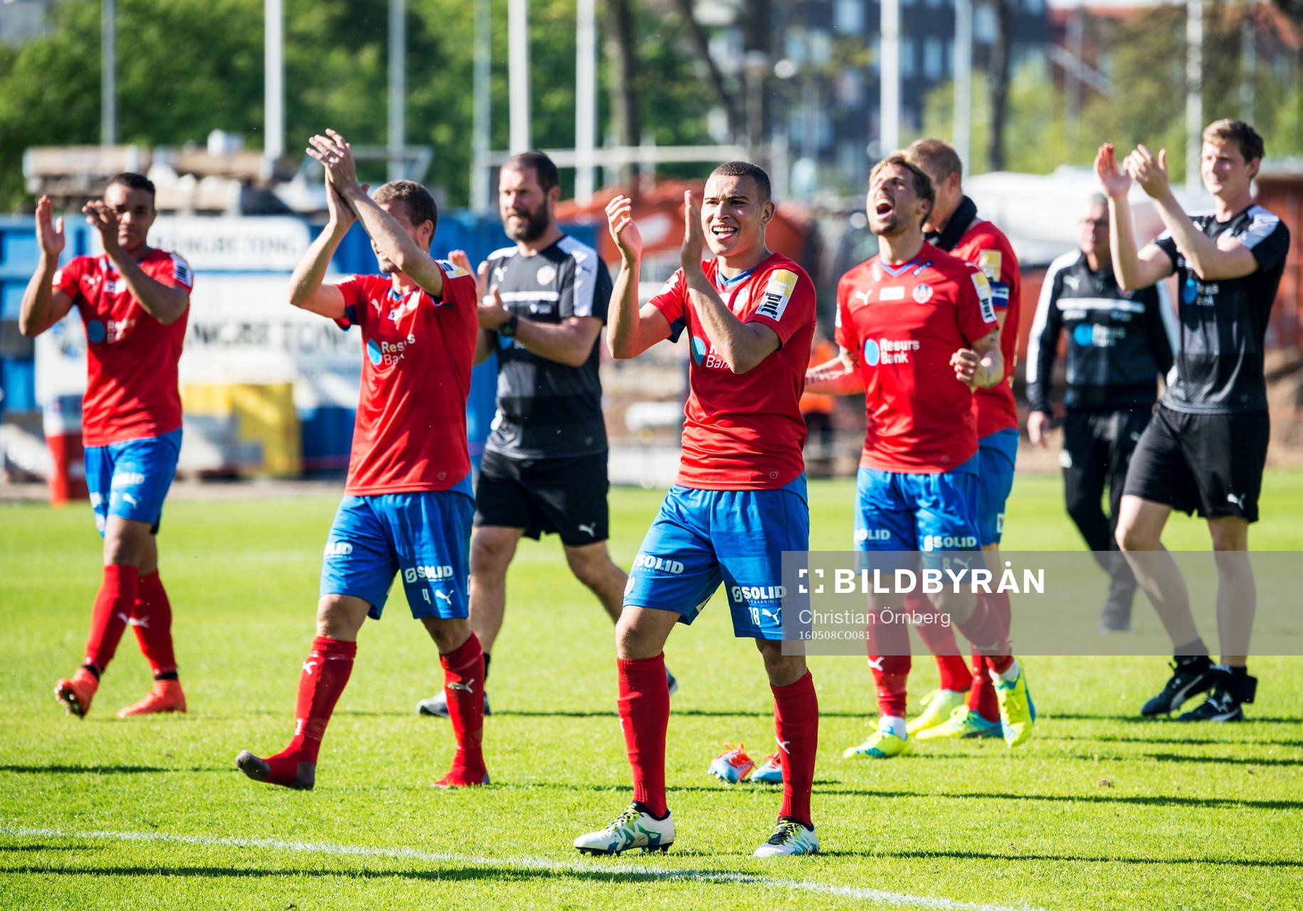 Helsingborgs Jordan Larsson jublar med lagkamraterna