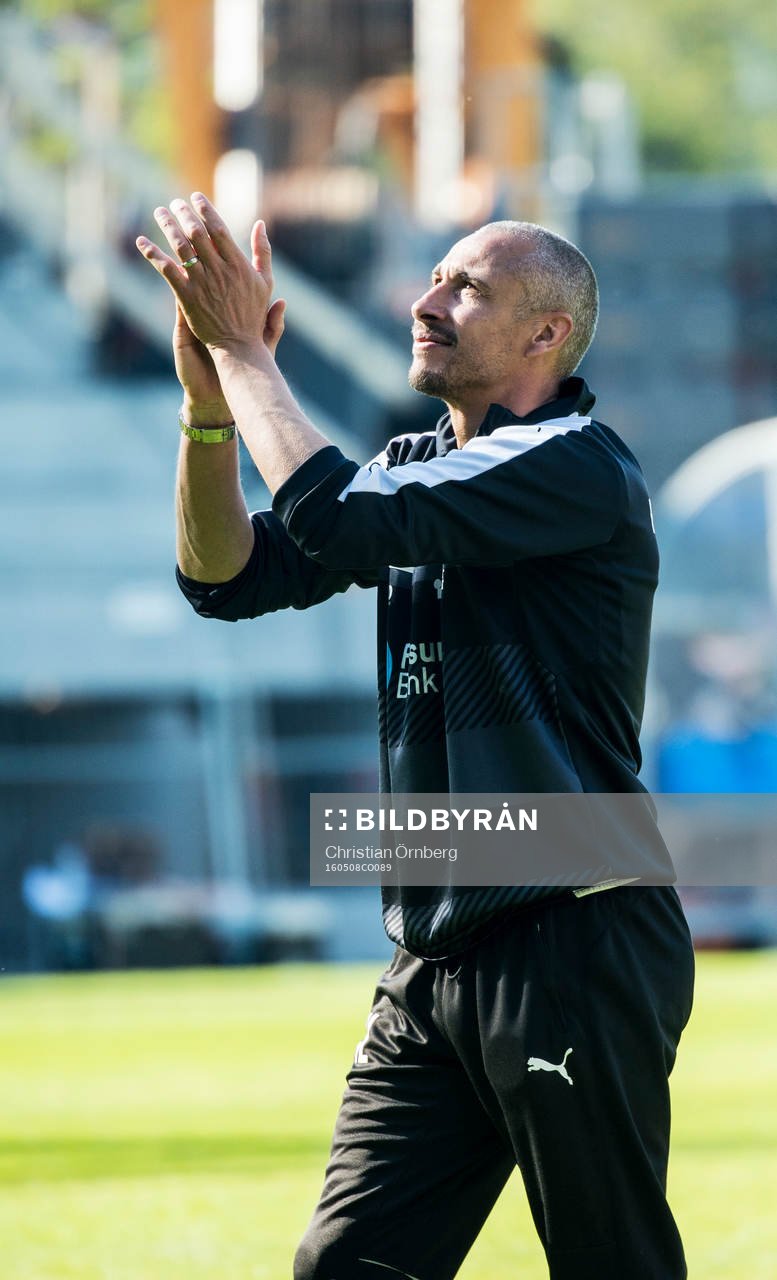 Helsingborgs manager Henrik Larsson jublar