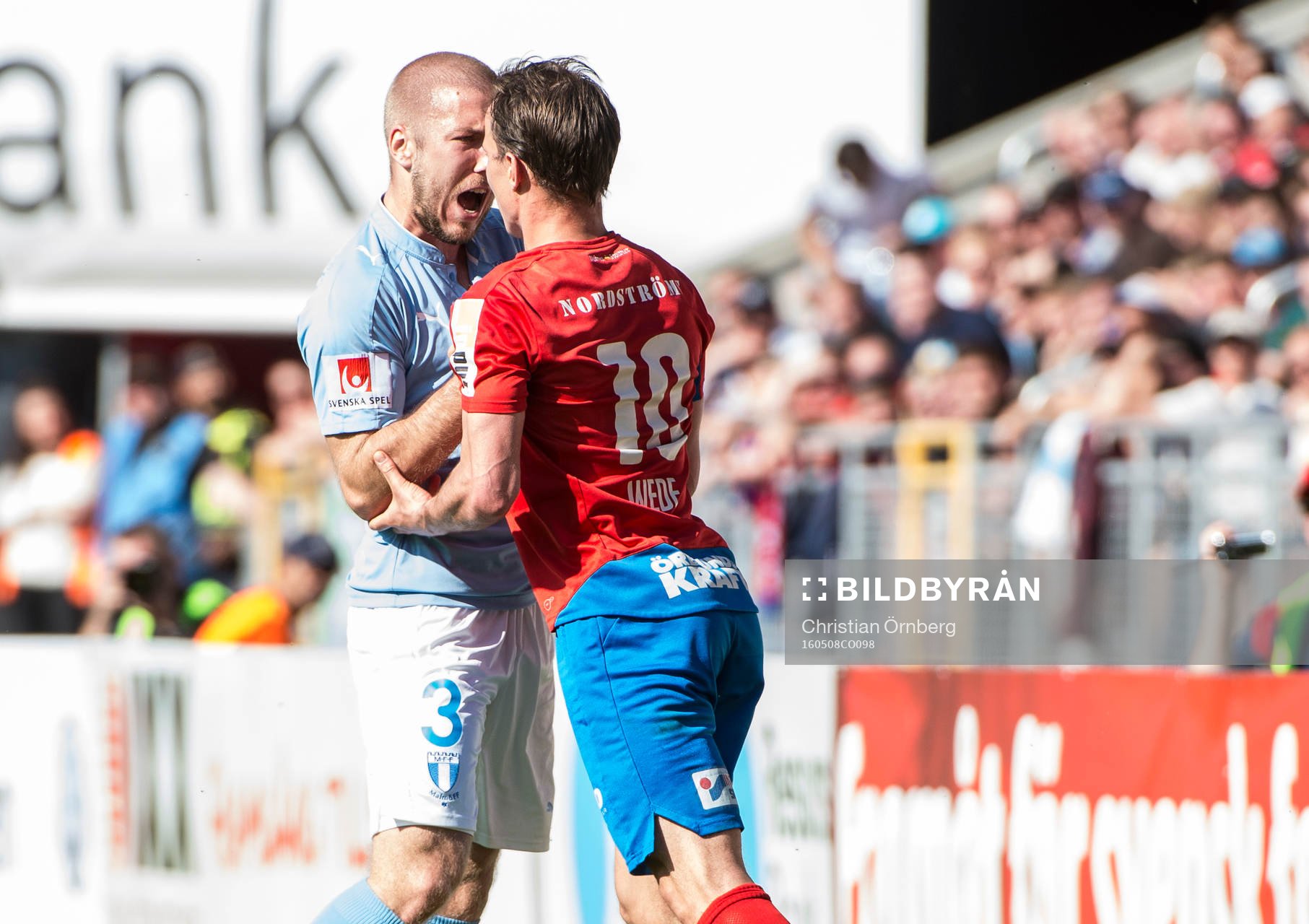 Malmö FFs Anton Tinnerholm skriker på Helsingborgs Anton