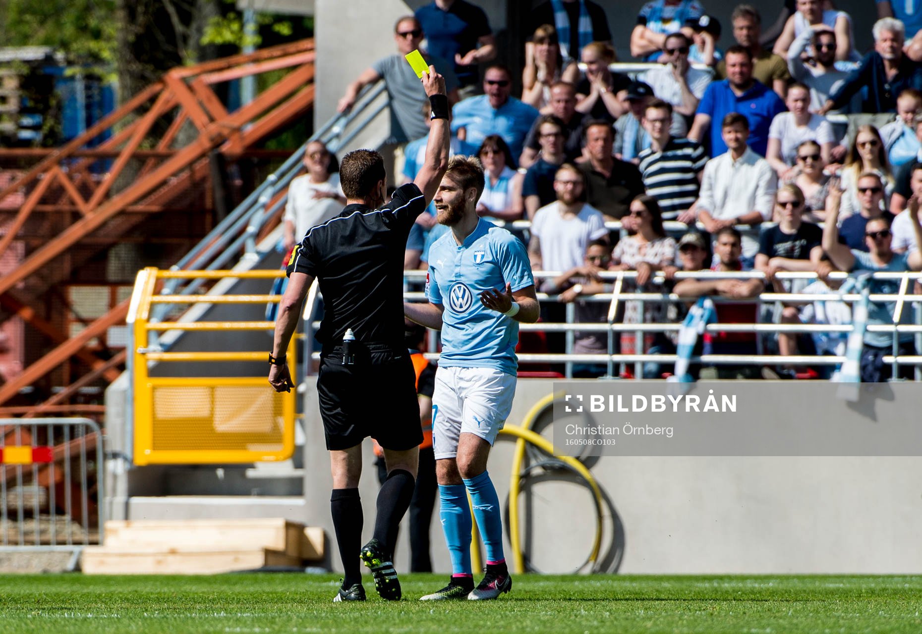 Malmö FFs Rasmus Bengtsson får gult kort av domaren