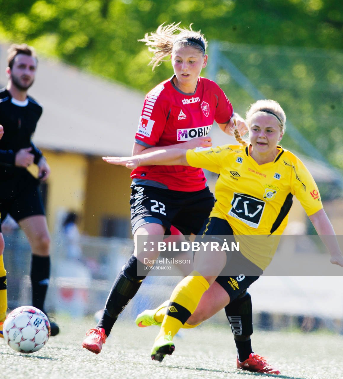 LB07:s Saga Ollerstam och Ältas Josefin Steger under fotbollsmatchen i Elitettan mellan LB07 och Älta den 8 Maj 2016 i Malmö.
