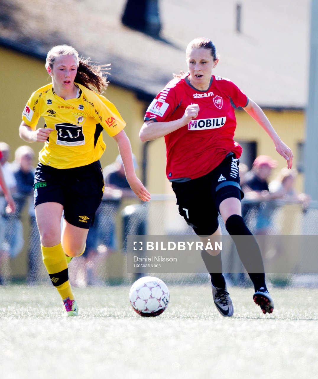 LB07:s Malin Gunnarsson och Ältas Ellinor Lindbom under fotbollsmatchen i Elitettan mellan LB07 och Älta den 8 Maj 2016 i Malmö.