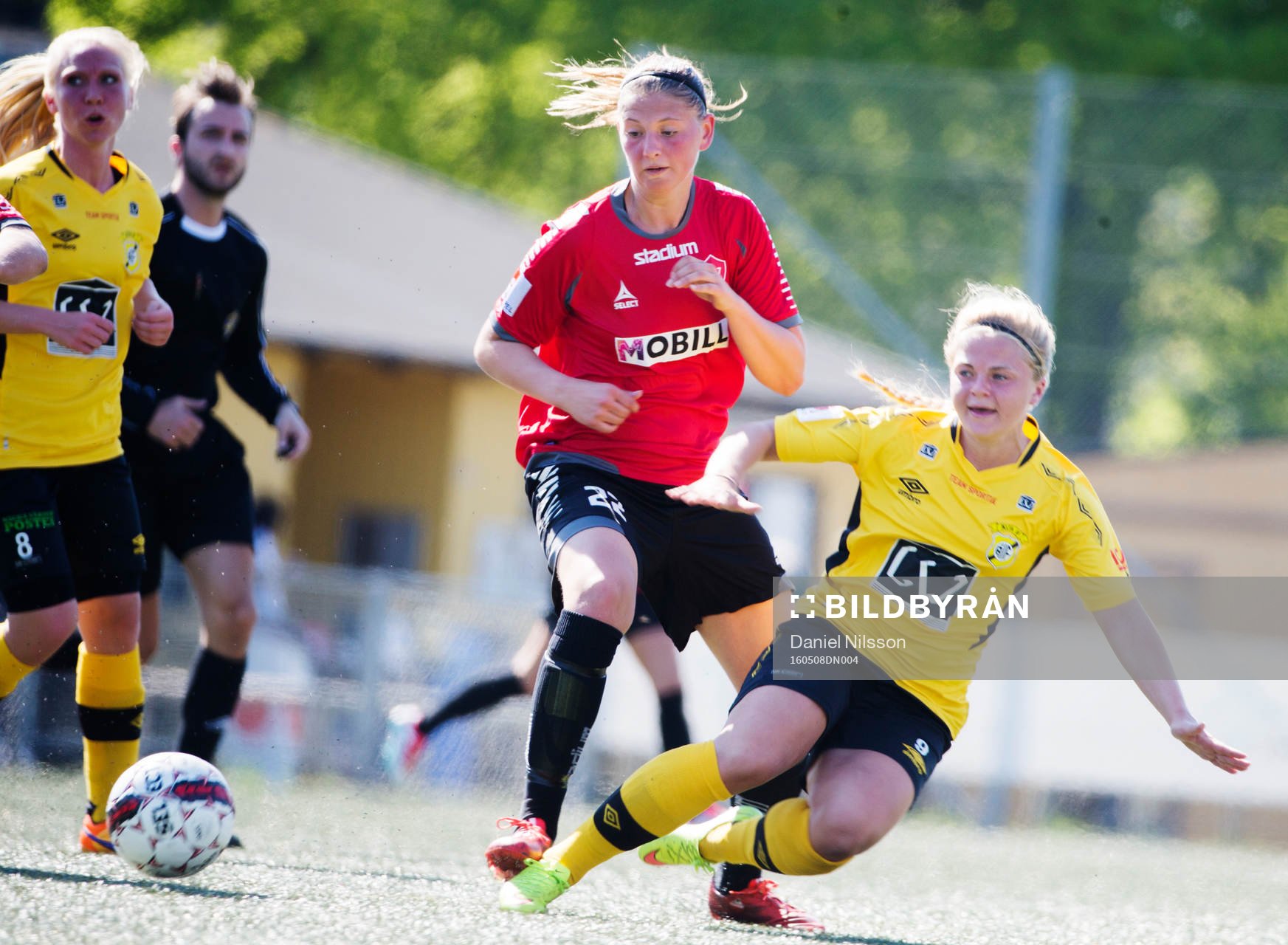 LB07:s Saga Ollerstam och Ältas Josefin Steger under fotbollsmatchen i Elitettan mellan LB07 och Älta den 8 Maj 2016 i Malmö.