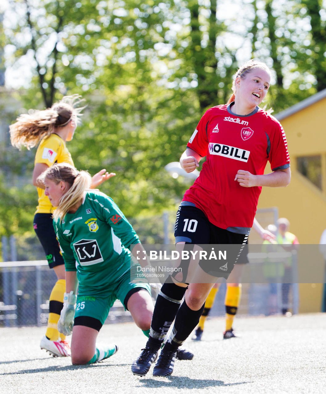 LB07:s Michaela Johnsson jublar efter 2-0 bakom Ältas målvakt Petra Kumin under fotbollsmatchen i Elitettan mellan LB07 och Älta den 8 Maj 2016 i Malmö.