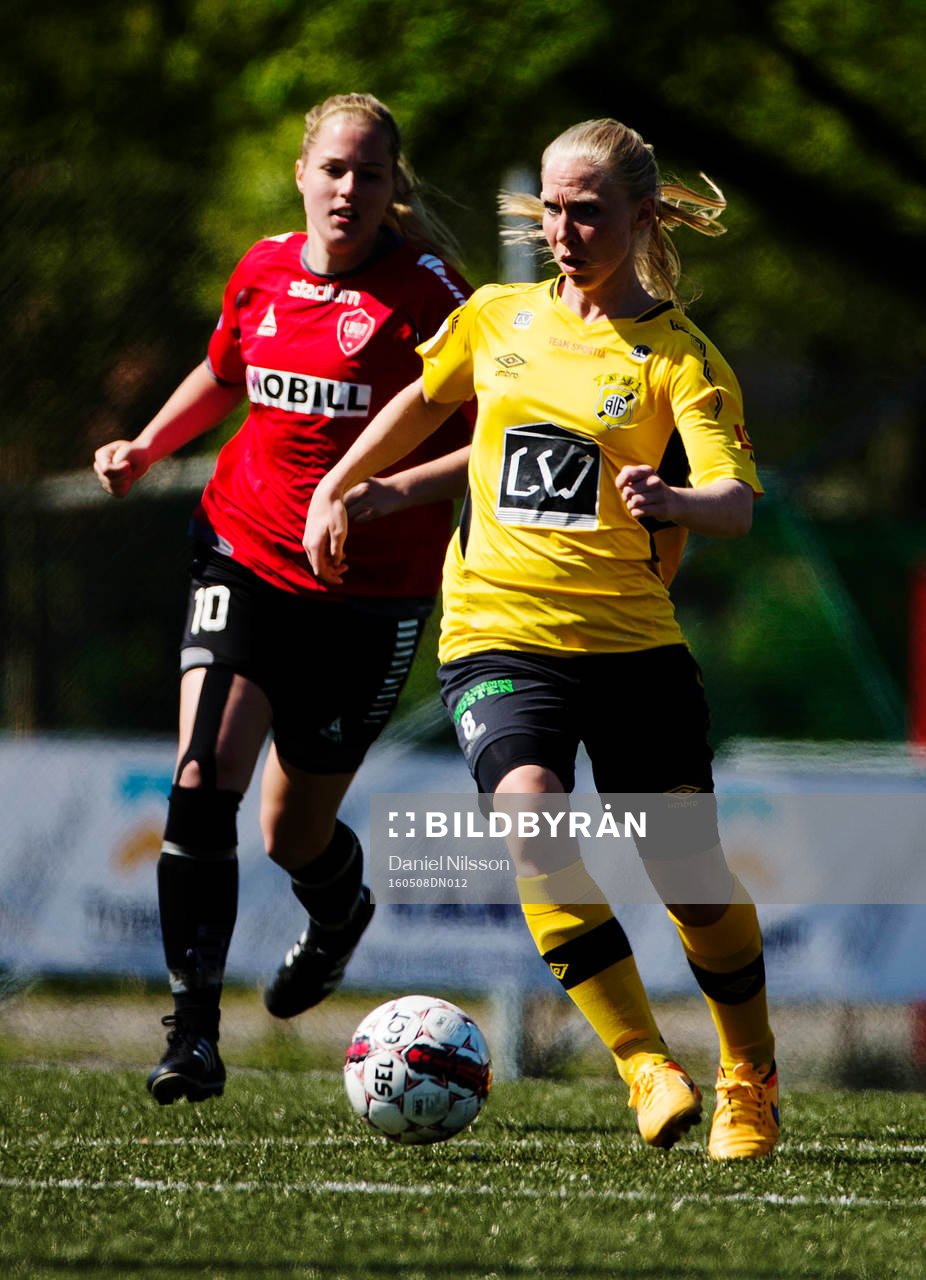 LB07:s Michaela Johnsson och Ältas Ellinor Lindbom under fotbollsmatchen i Elitettan mellan LB07 och Älta den 8 Maj 2016 i Malmö.