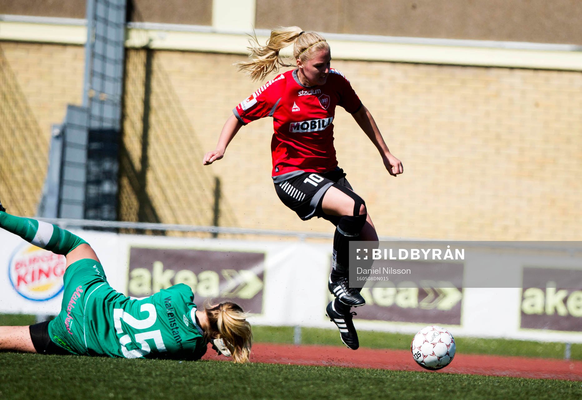 s Michaela Johnsson och Ältas målvakt Petra Kumin