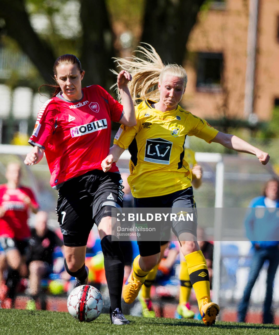 LB07:s Malin Gunnarsson och Ältas Ellinor Lindbom under fotbollsmatchen i Elitettan mellan LB07 och Älta den 8 Maj 2016 i Malmö.