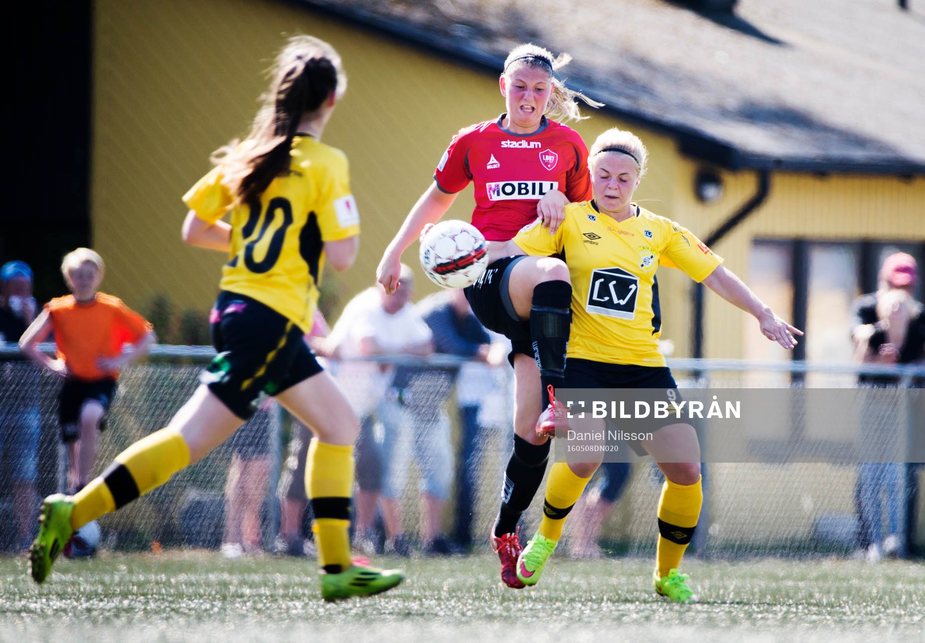 LB07:s Saga Ollerstam och Ältas Josefin Steger under fotbollsmatchen i Elitettan mellan LB07 och Älta den 8 Maj 2016 i Malmö.