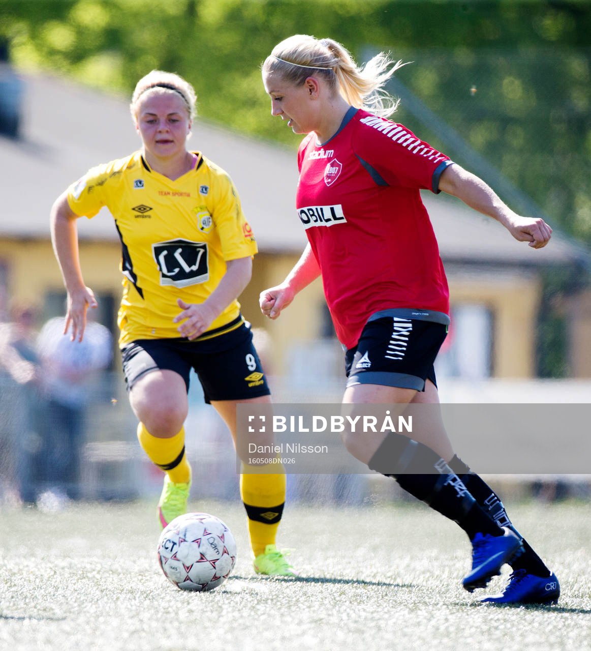 LB07:s Johanna Ejdelind och Ältas Josefin Steger under fotbollsmatchen i Elitettan mellan LB07 och Älta den 8 Maj 2016 i Malmö.
