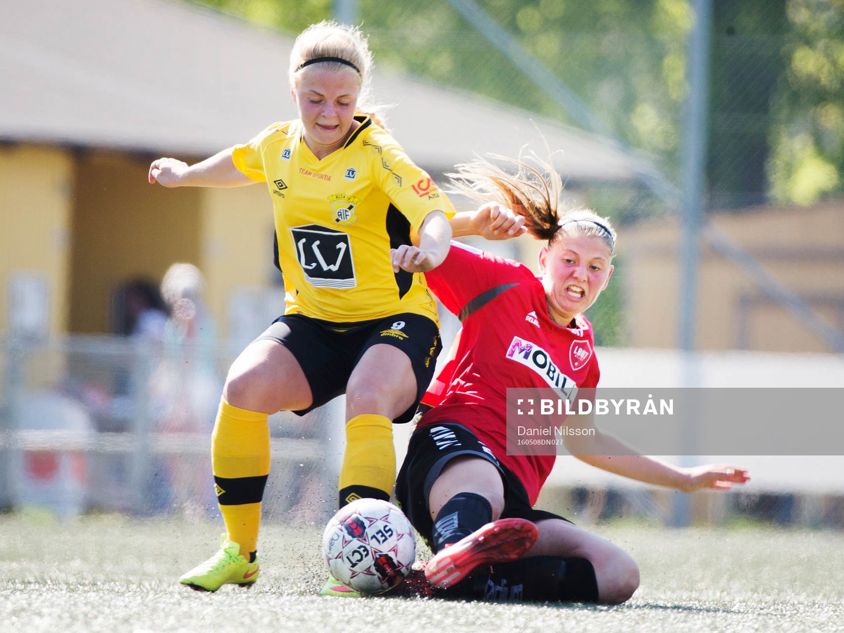 LB07:s Saga Ollerstam och Ältas Josefin Steger under fotbollsmatchen i Elitettan mellan LB07 och Älta den 8 Maj 2016 i Malmö.