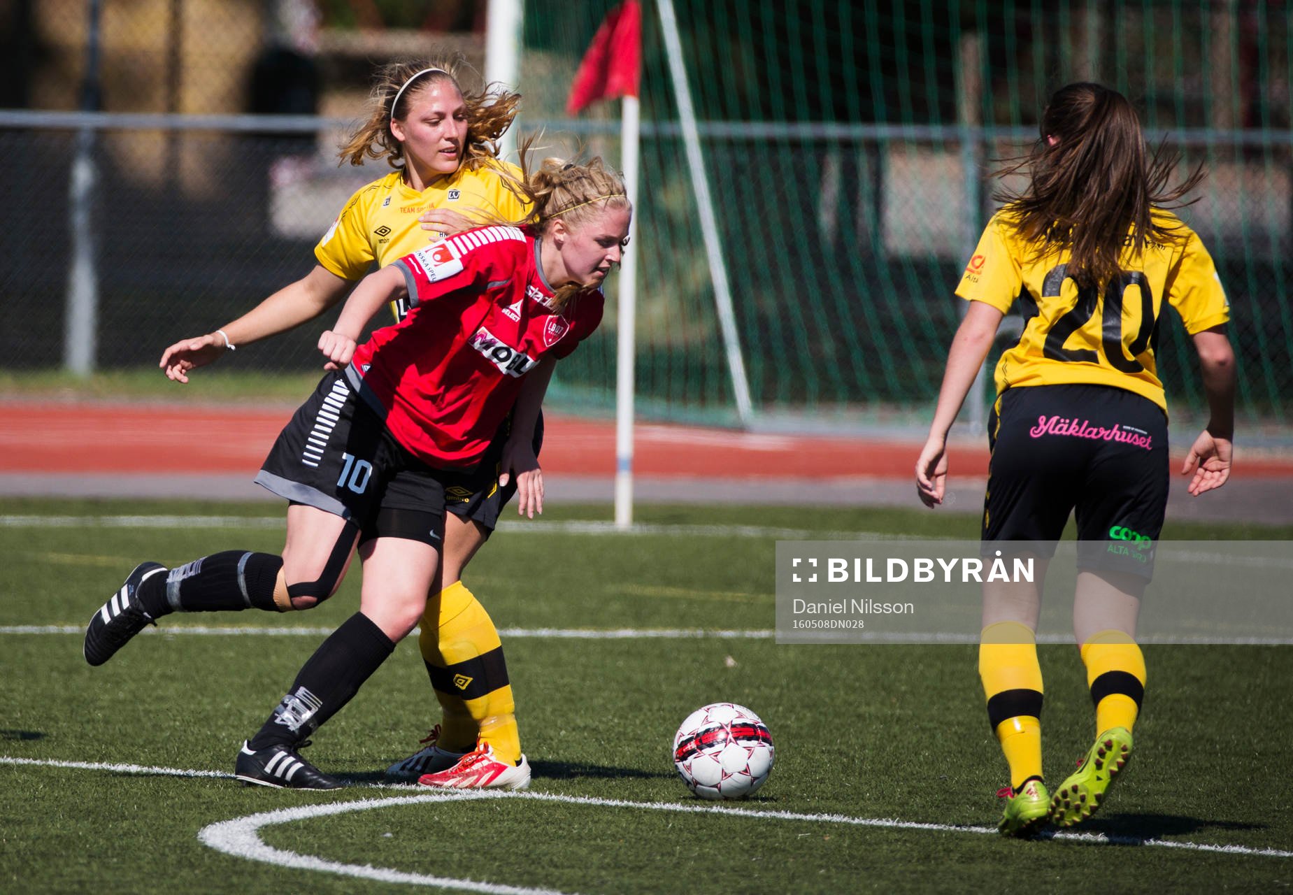 LB07:s Michaela Johnsson och Ältas Malin Sandin och Anna Sterner under fotbollsmatchen i Elitettan mellan LB07 och Älta den 8 Maj 2016 i Malmö.