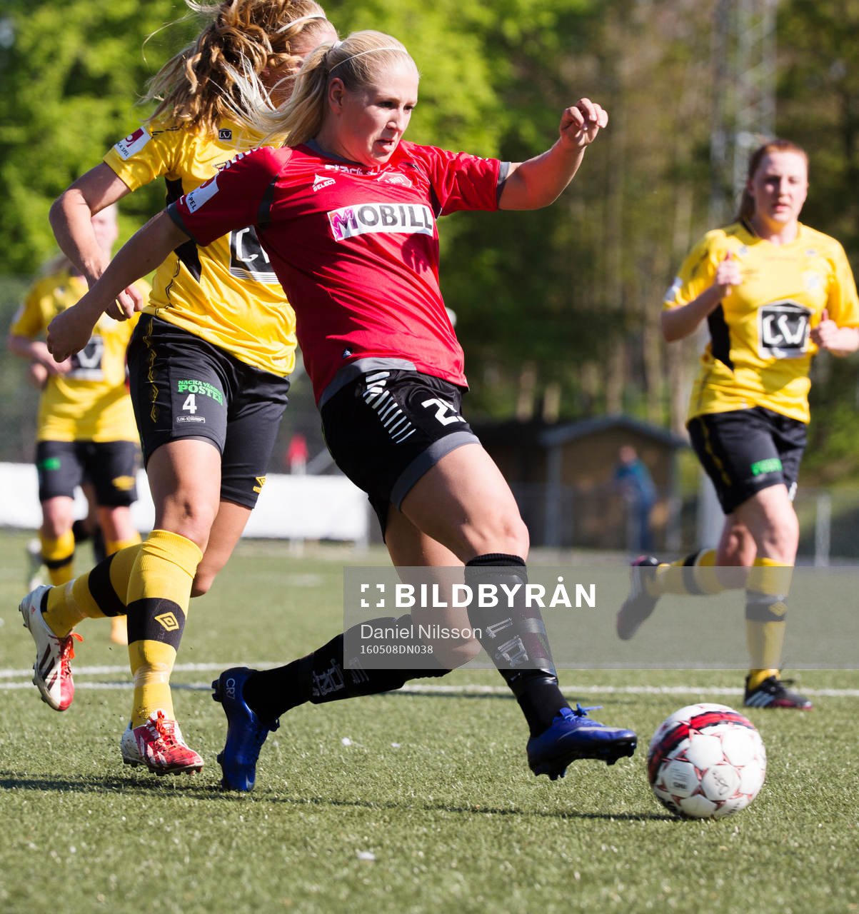 LB07:s Johanna Ejdelind och Ältas Malin Sandin under fotbollsmatchen i Elitettan mellan LB07 och Älta den 8 Maj 2016 i Malmö.