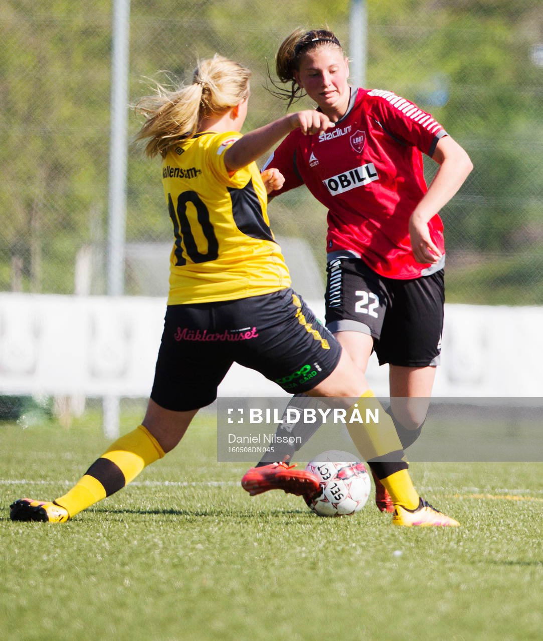  LB07:s Saga Ollerstam och Ältas Madicken Stigberg under fotbollsmatchen i Elitettan mellan LB07 och Älta den 8 Maj 2016 i Malmö.