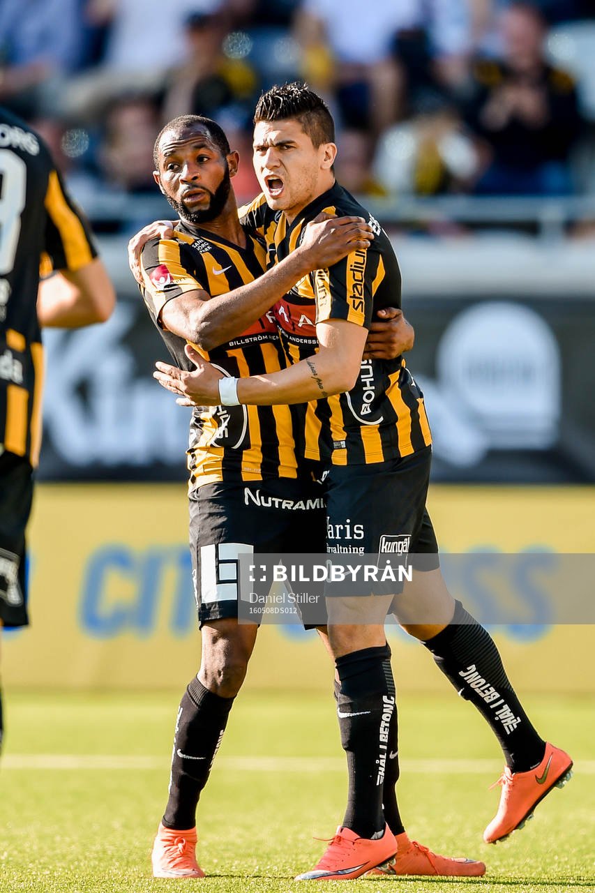 Häckens René Makondele och Paulo de Oliveira jublar