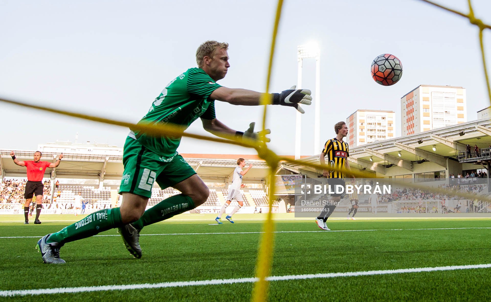Häckens målvakt Peter Abrahamsson ser 0-1 gå in som