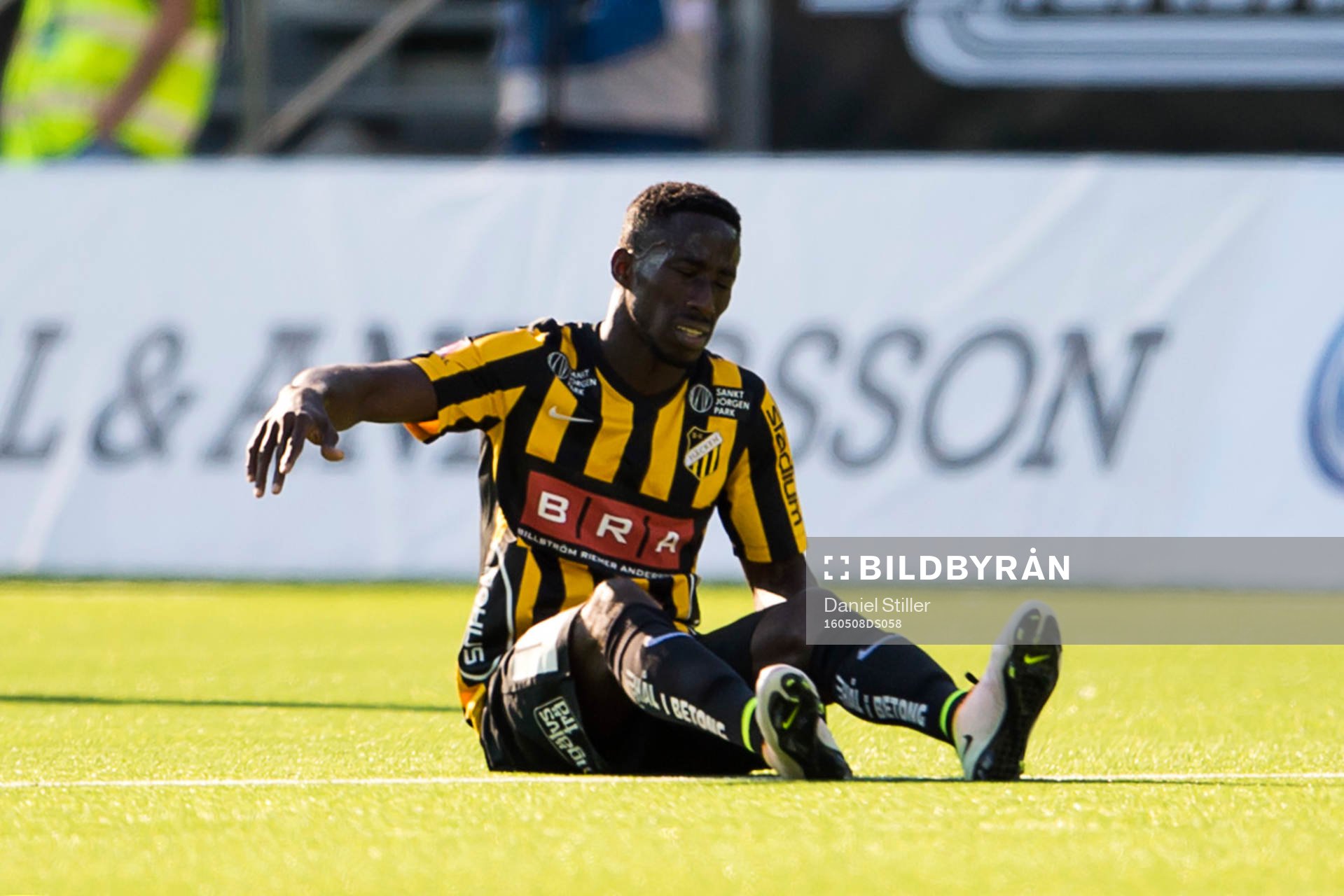 Häckens Demba Savage skadar sig och får utgå
