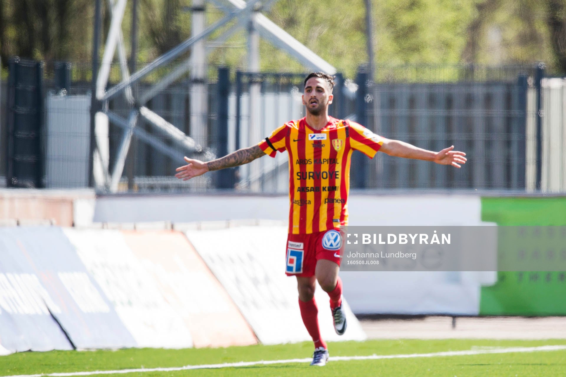 Syrianskas Kevin Bisse jublar efter att han har gjort 1-0 under fotbollsmatchen i Superettan mellan Syrianska och Ljungskile den 8 maj 2016 i Södertälje.
