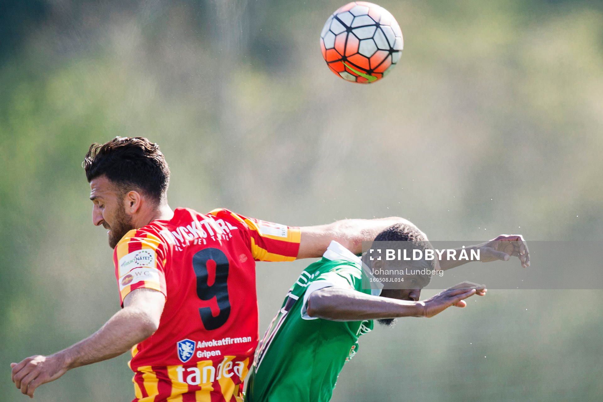 Syrianskas Bachir Katourgi och Ljungskiles Yussif Chibsah under fotbollsmatchen i Superettan mellan Syrianska och Ljungskile den 8 maj 2016 i Södertälje.