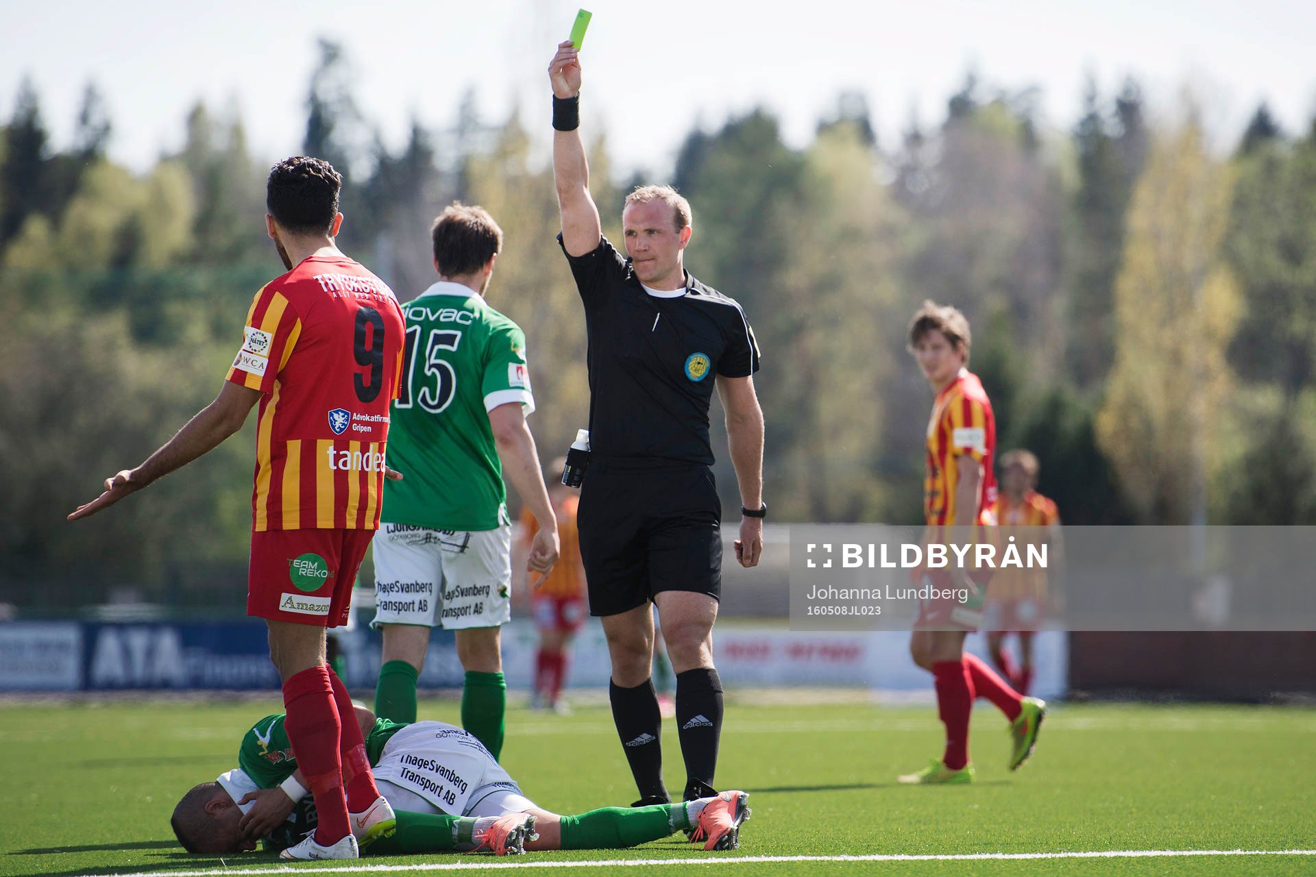 Domare Patrik Eriksson delar ut ett gult kort till