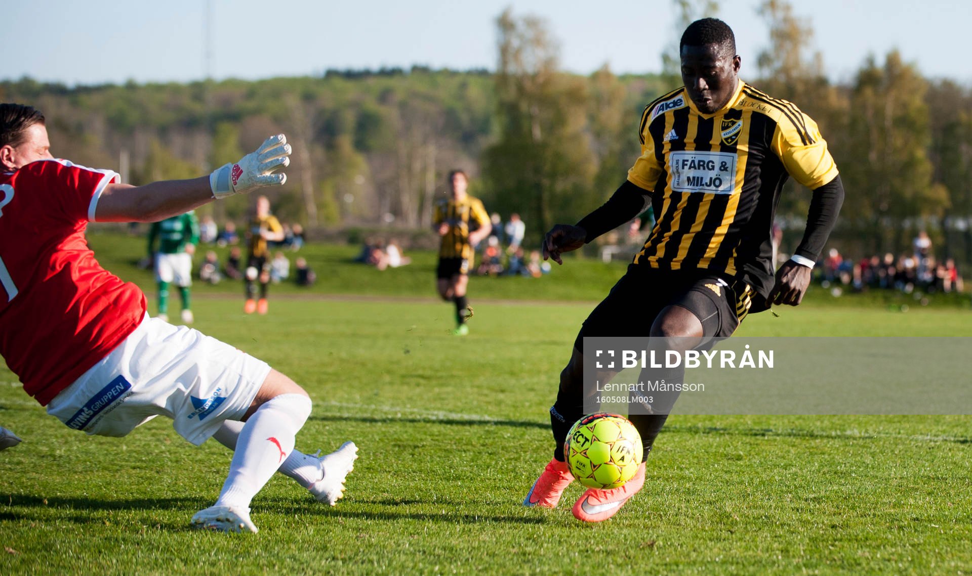 IFK Hässleholms Mike Andrew rundar målvakten Jonas Osberg och blir fälld och får straff i matchen i division 2 mellan IFK Hässleholm och Hässleholms IF i Hässleholm 8 maj 2016.