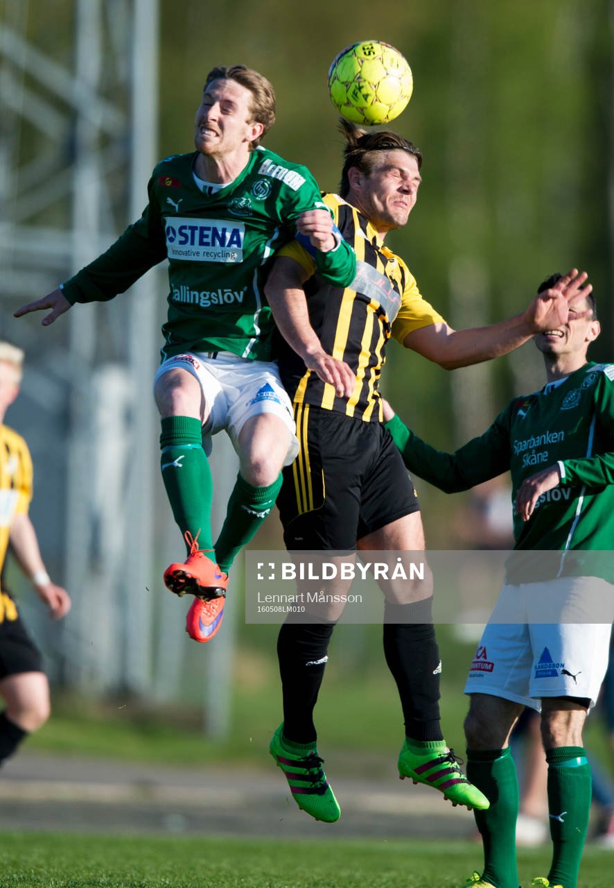 IFK Hässleholms Pontus Björnsson och Hässleholms IF:s Anton Persson i matchen i division 2 mellan IFK Hässleholm och Hässleholms IF i Hässleholm 8 maj 2016.