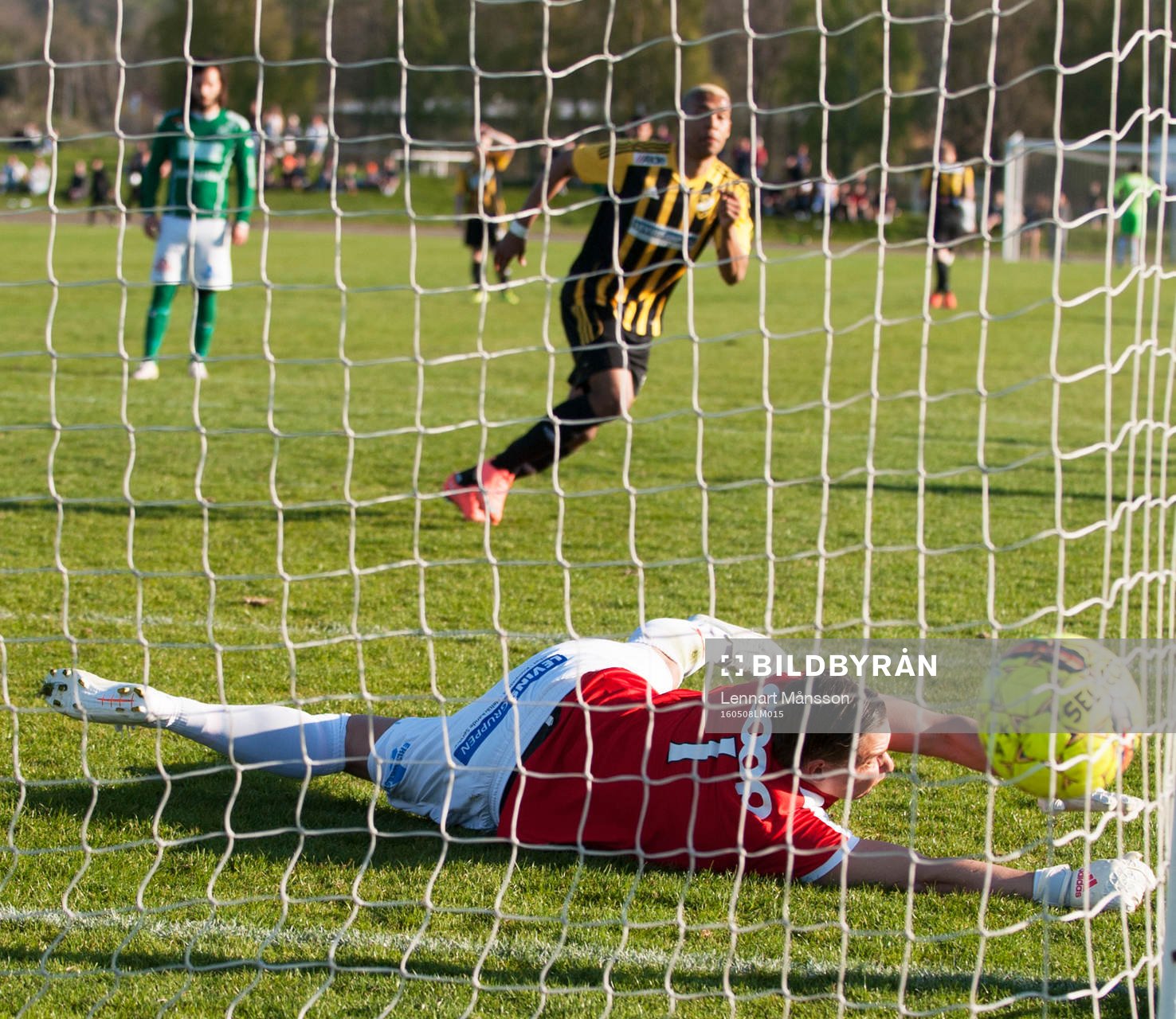 IFK Hässleholms Kevin Thompson slår en välplacerad