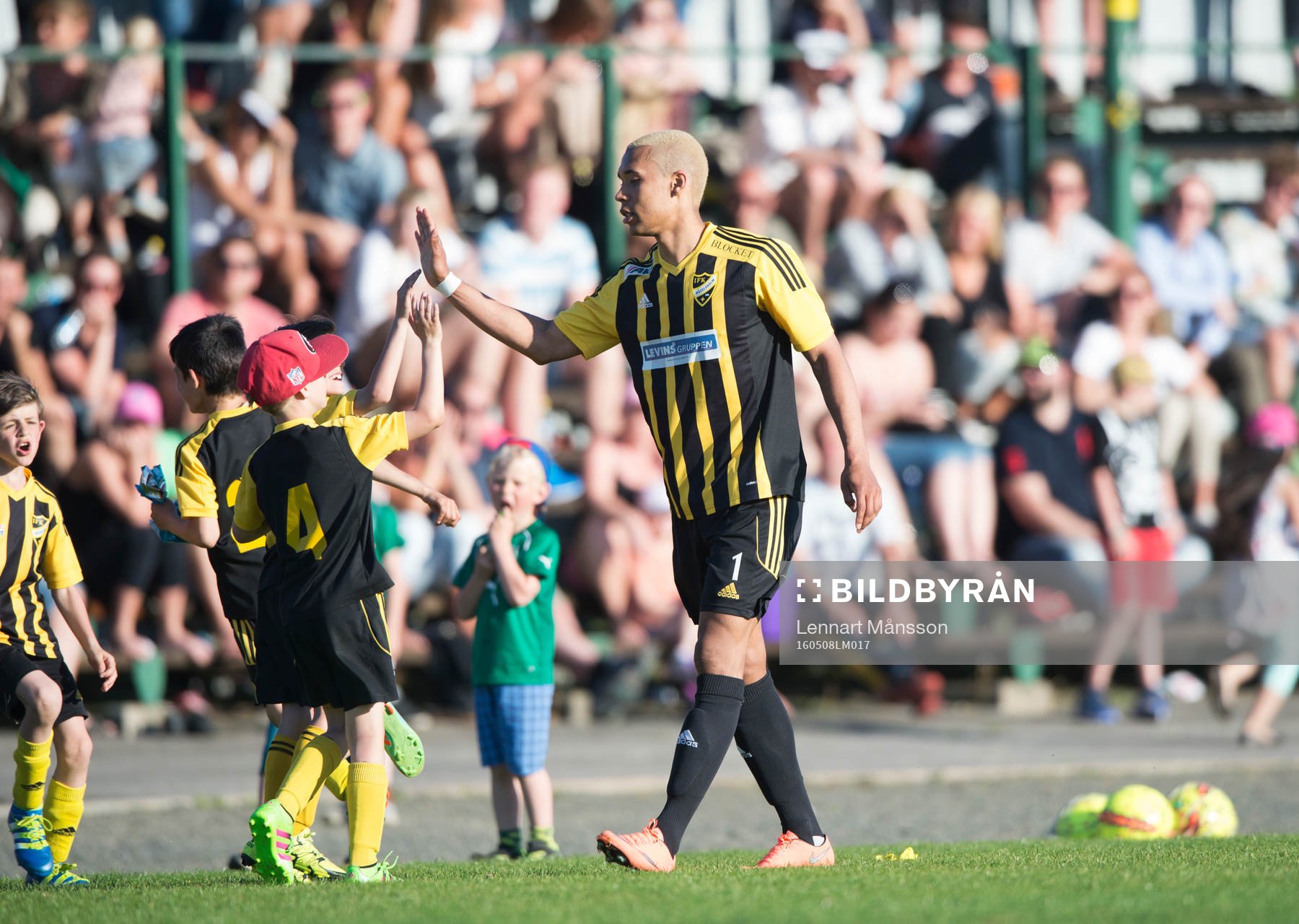 IFK Hässleholms Kevin Thompson gör high five med