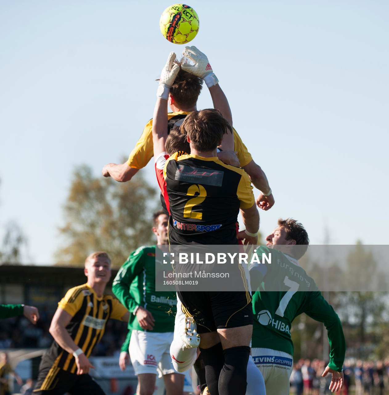 Luftduell i matchen i division 2 mellan IFK Hässleholm och Hässleholms IF i Hässleholm 8 maj  2016.